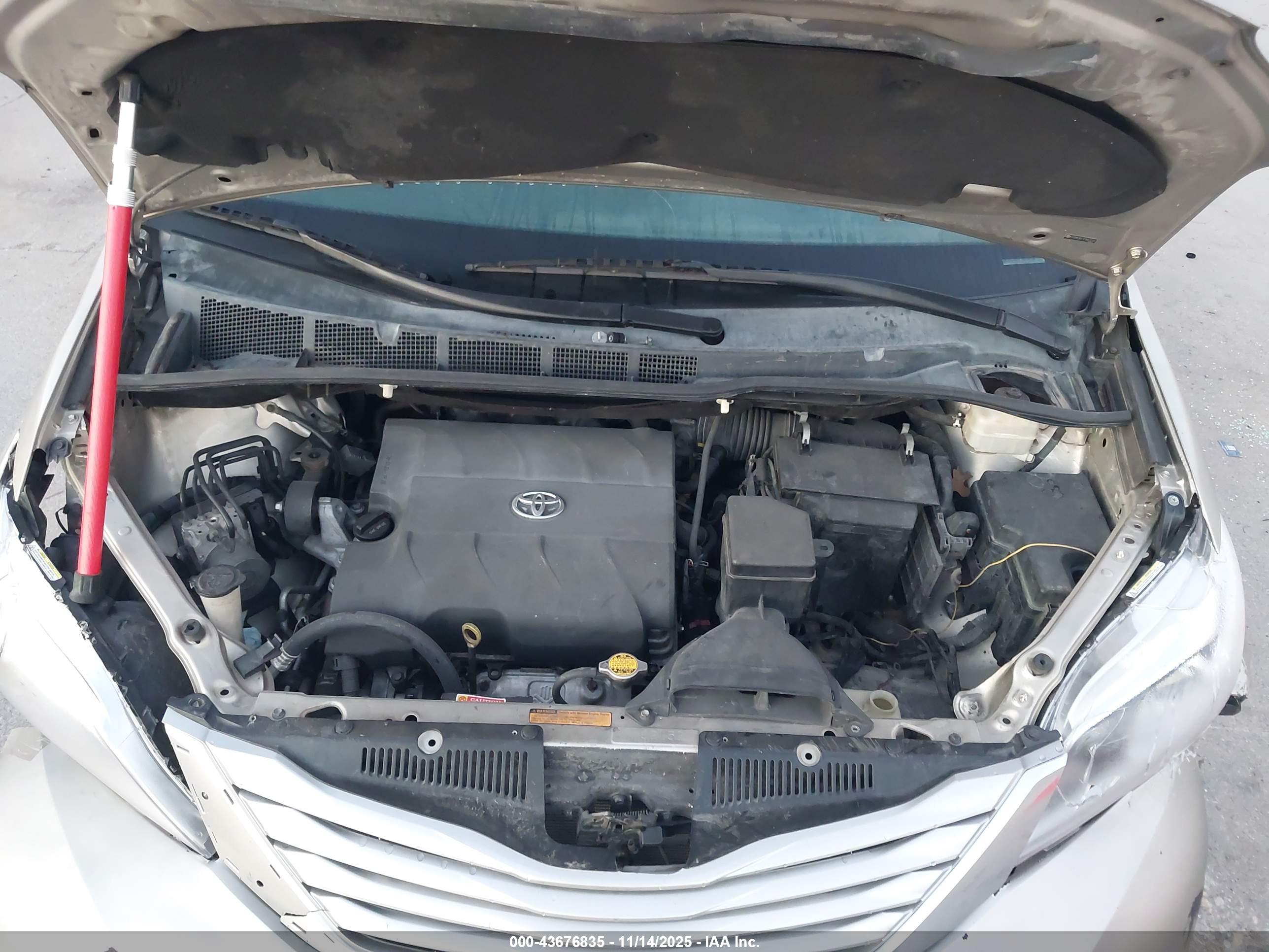 TOYOTA SIENNA image 10