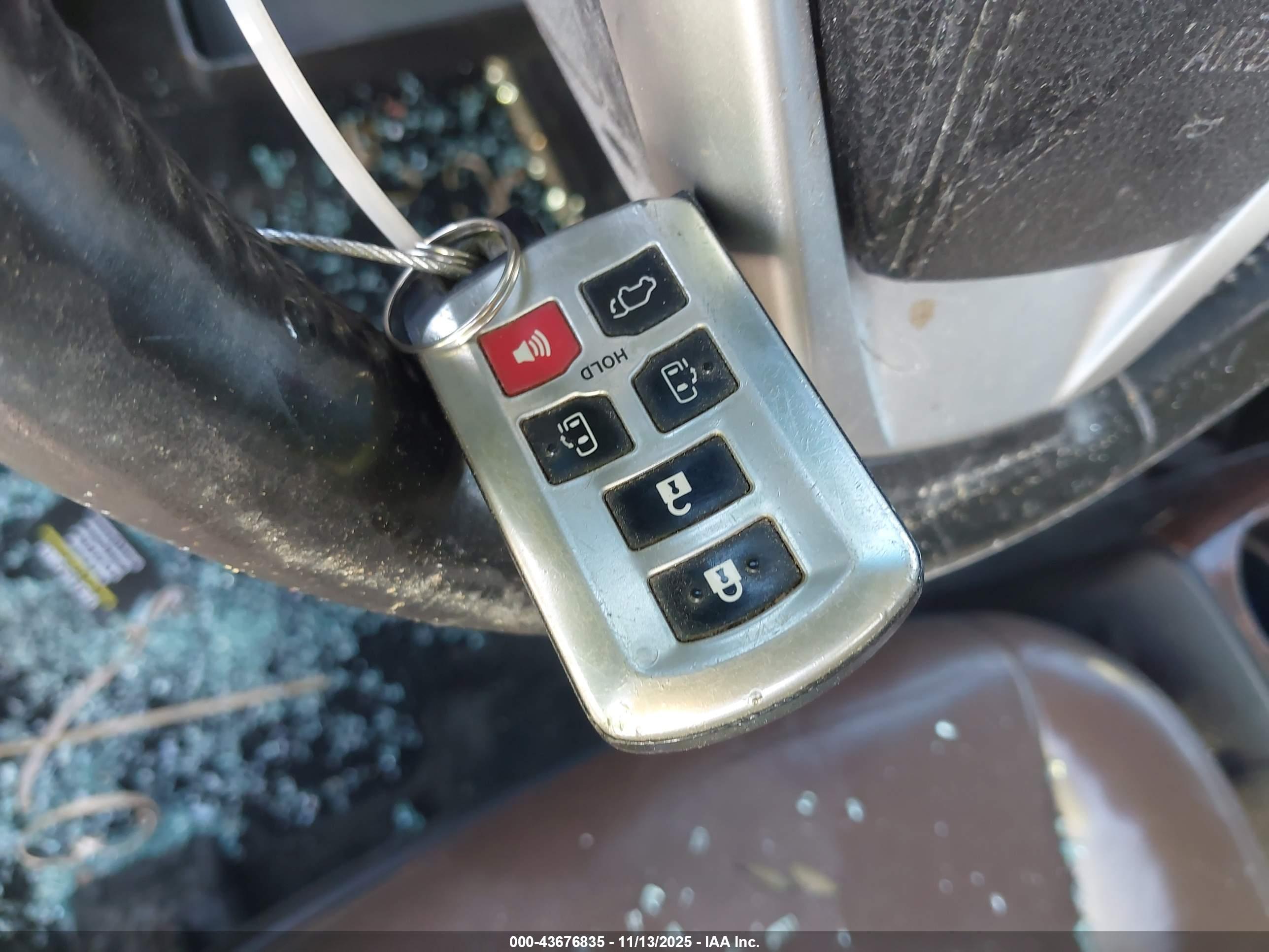TOYOTA SIENNA image 11