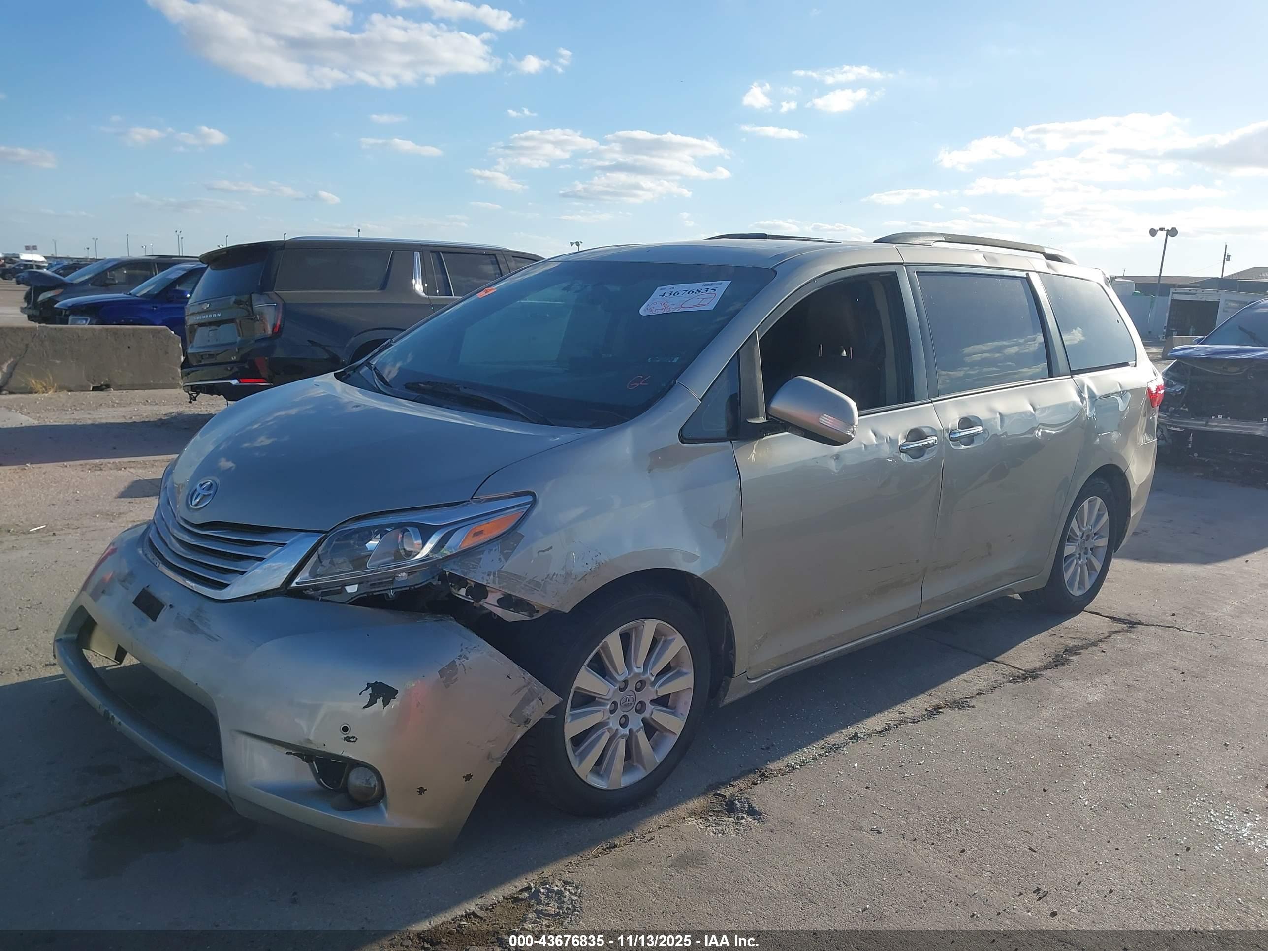 TOYOTA SIENNA image 2