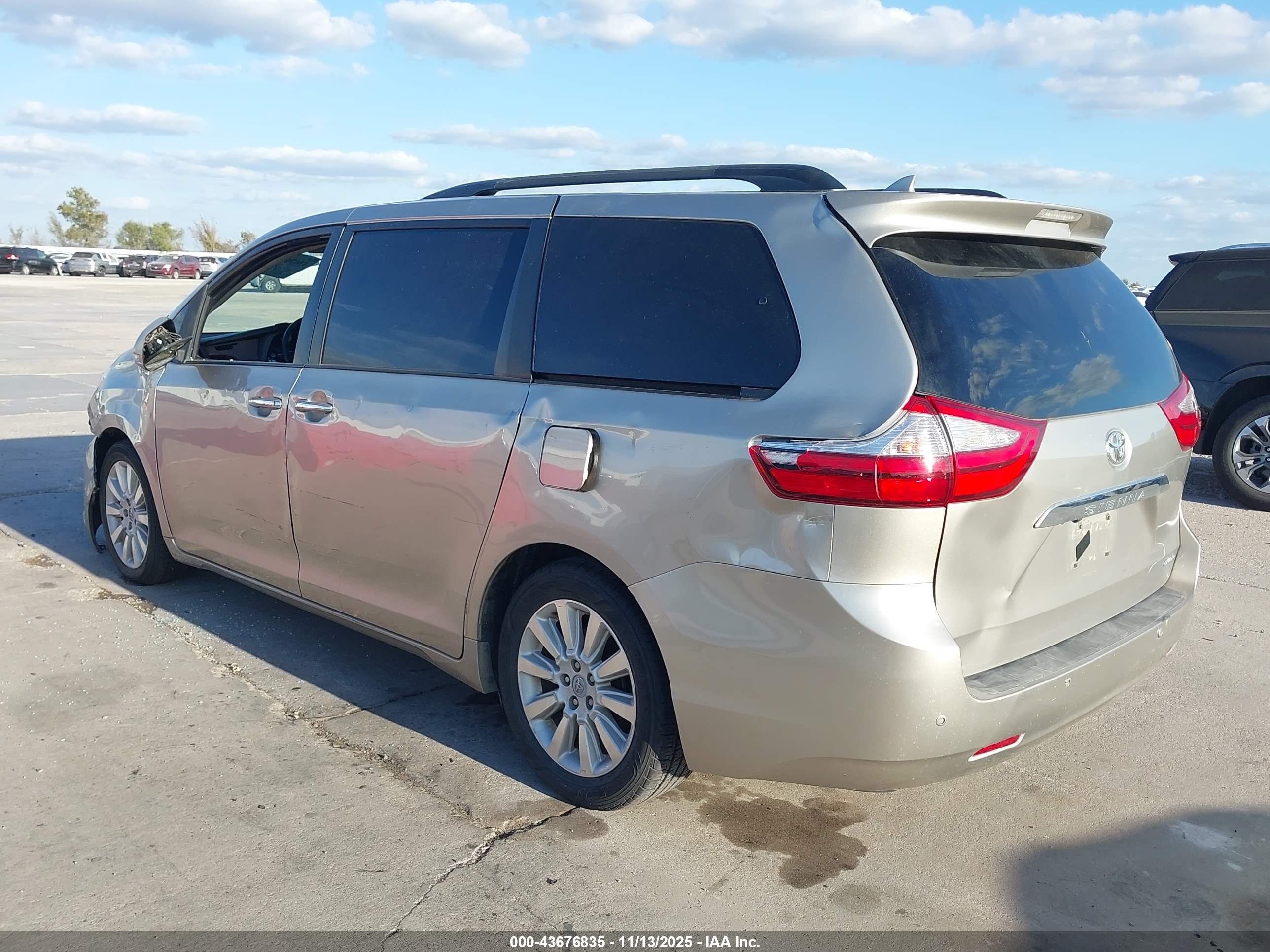 TOYOTA SIENNA image 3