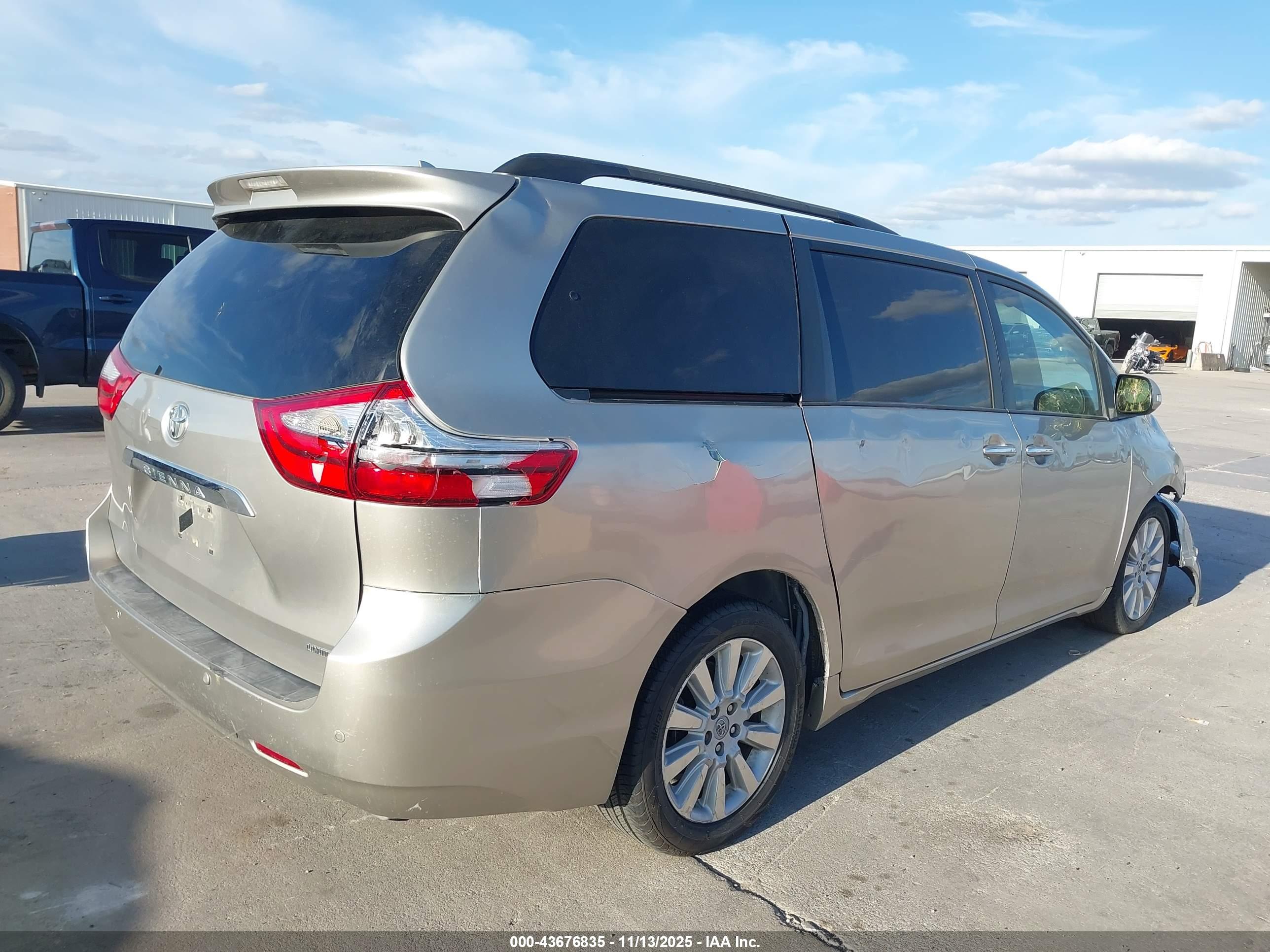 TOYOTA SIENNA image 4