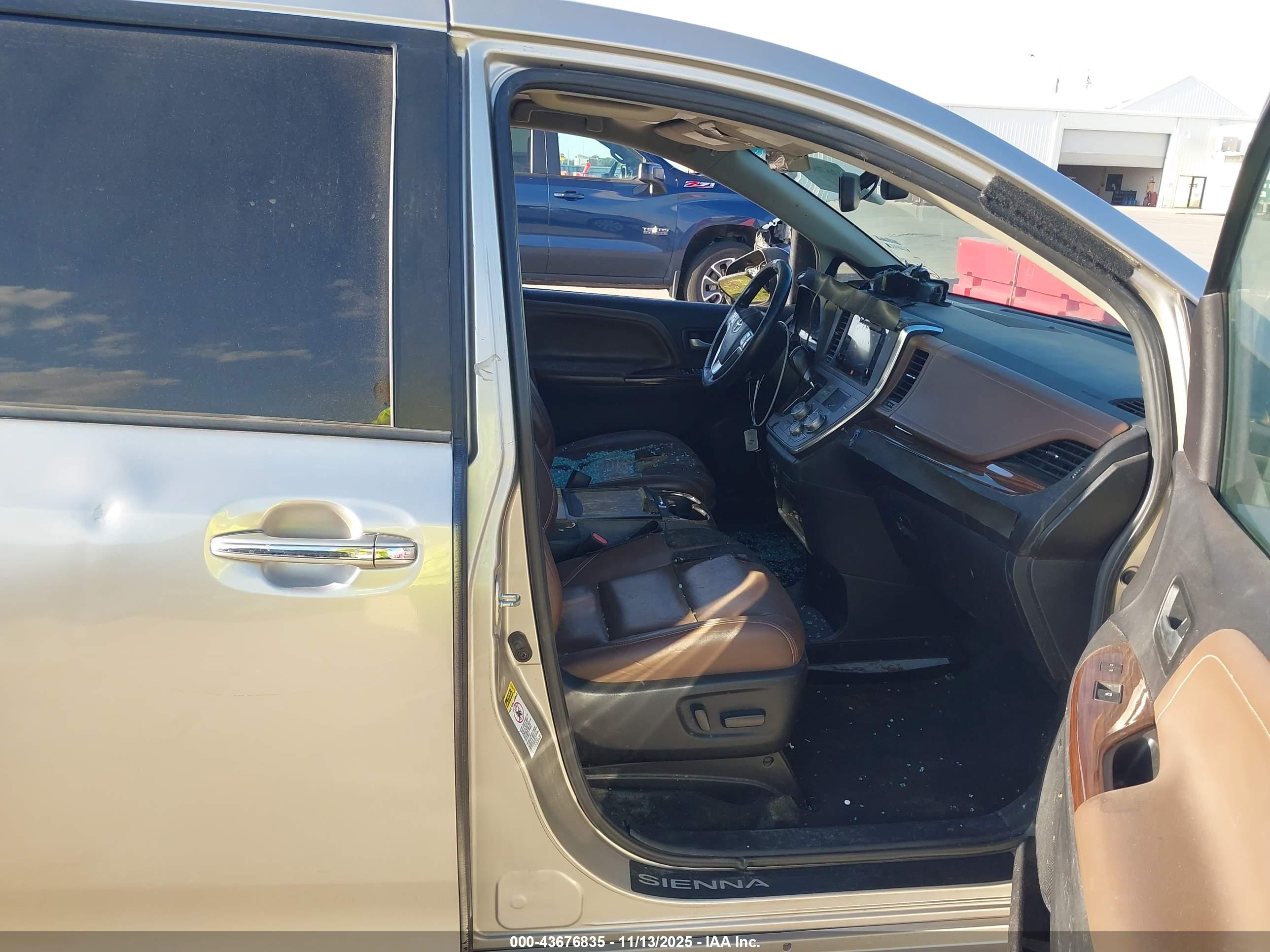 TOYOTA SIENNA image 5
