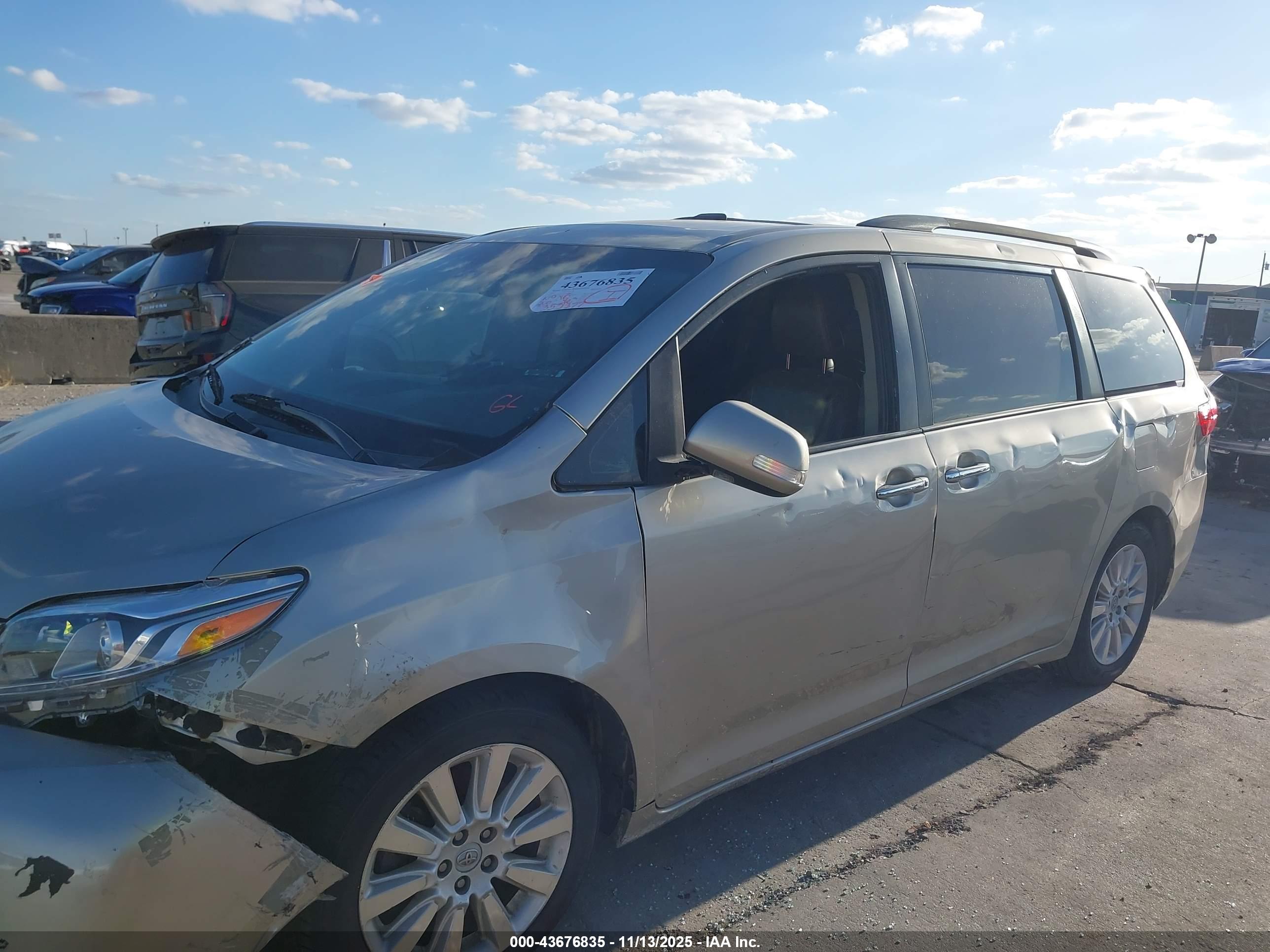 TOYOTA SIENNA image 6