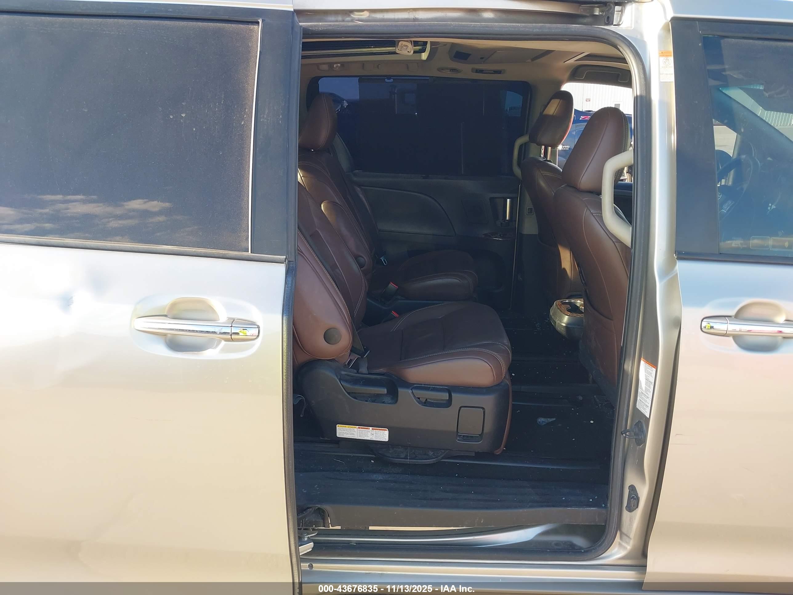 TOYOTA SIENNA image 8