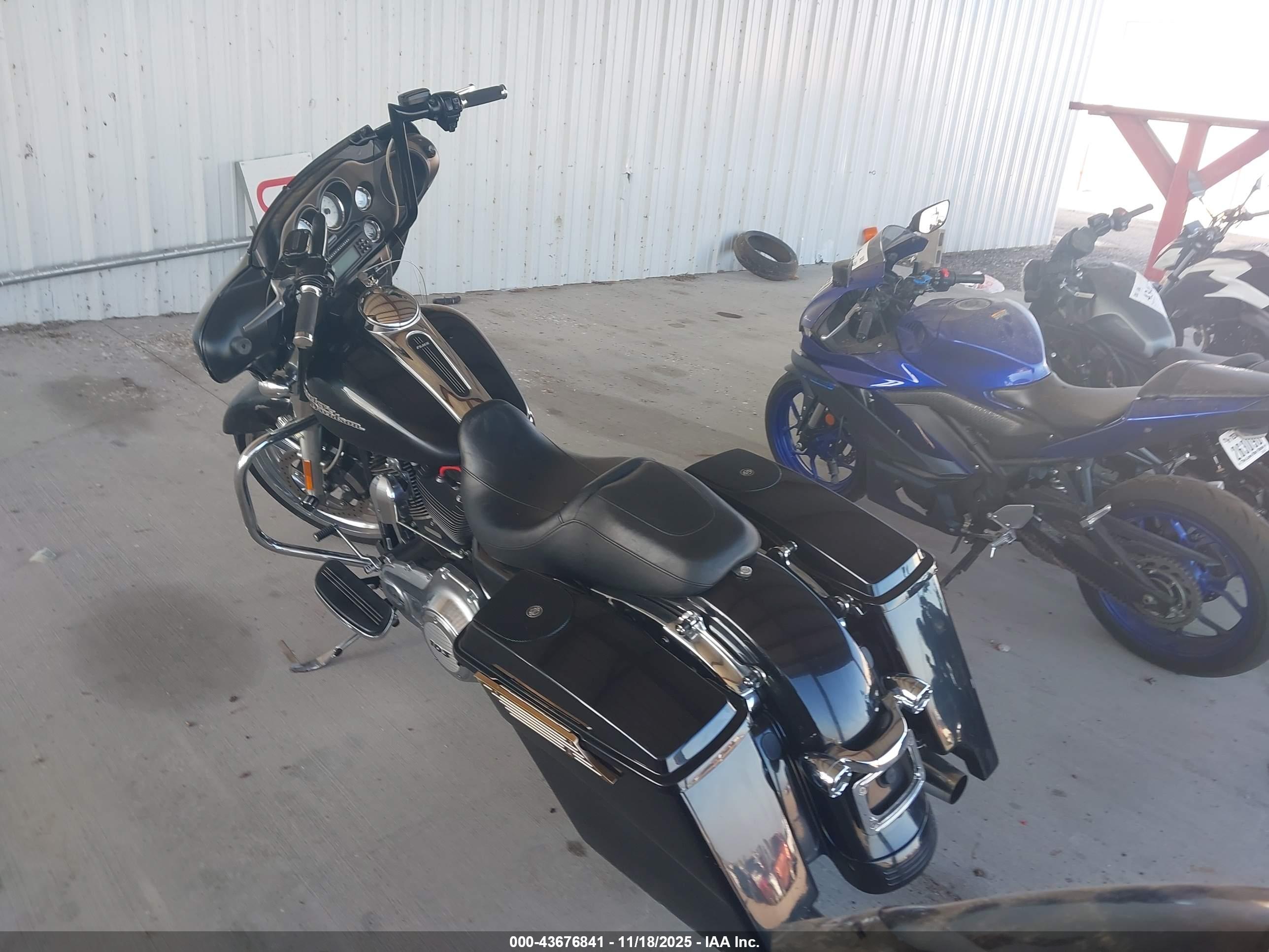 HARLEY-DAVIDSON FLHX image 3