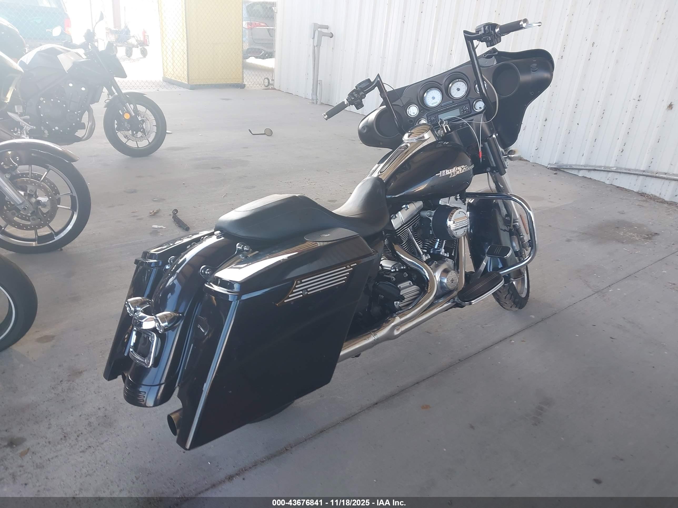 HARLEY-DAVIDSON FLHX image 4