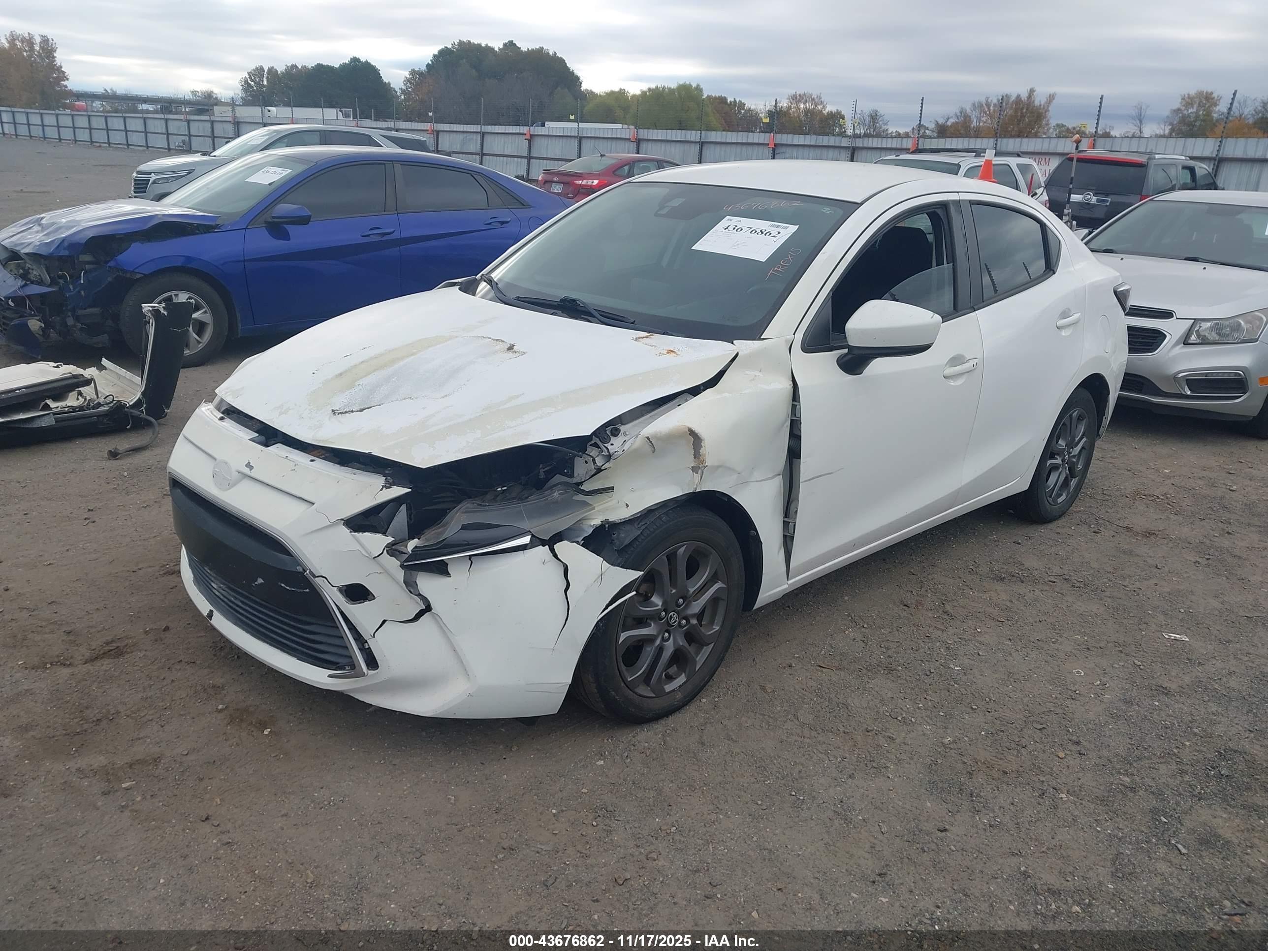 TOYOTA YARIS image 2