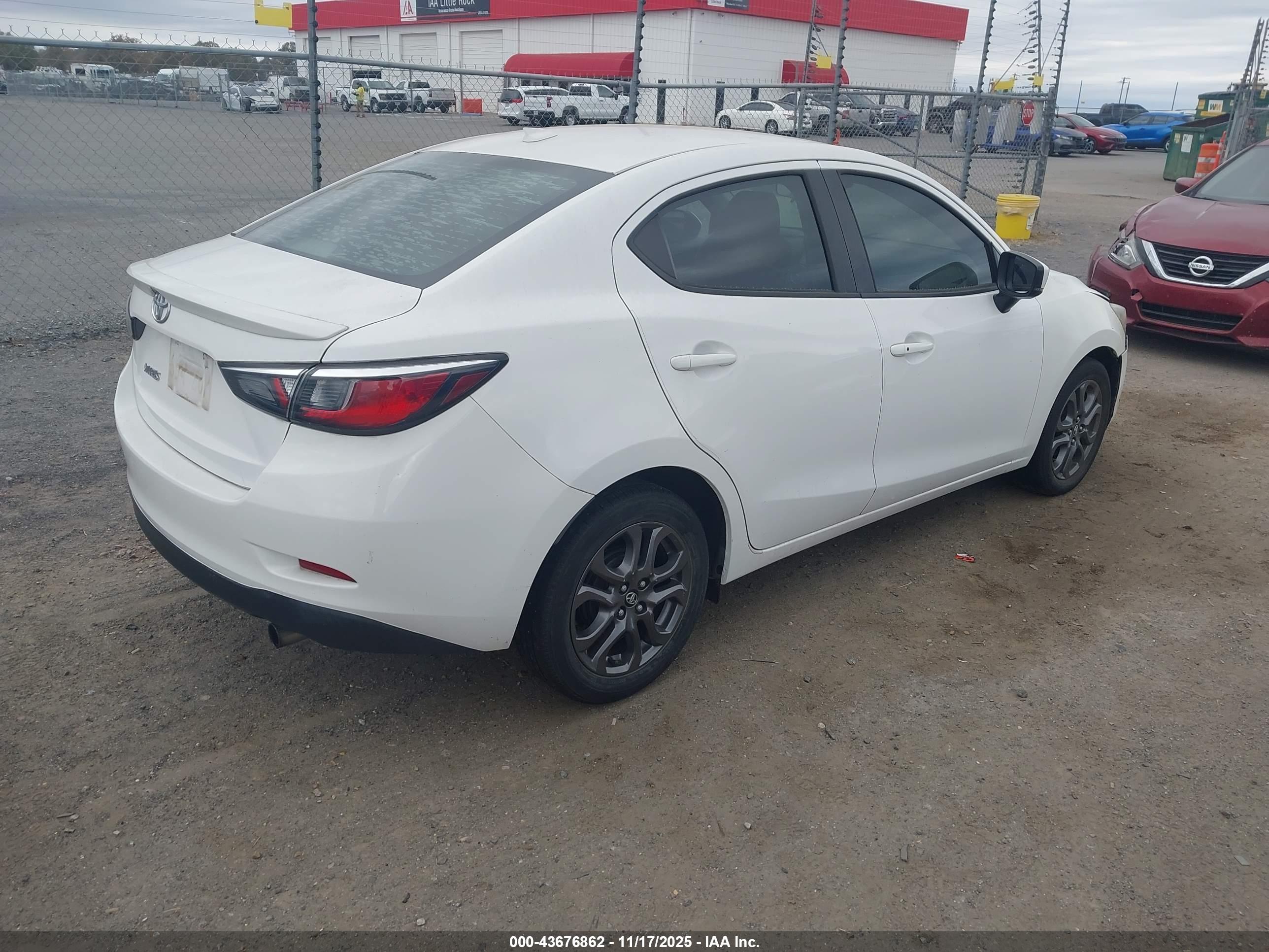 TOYOTA YARIS image 4