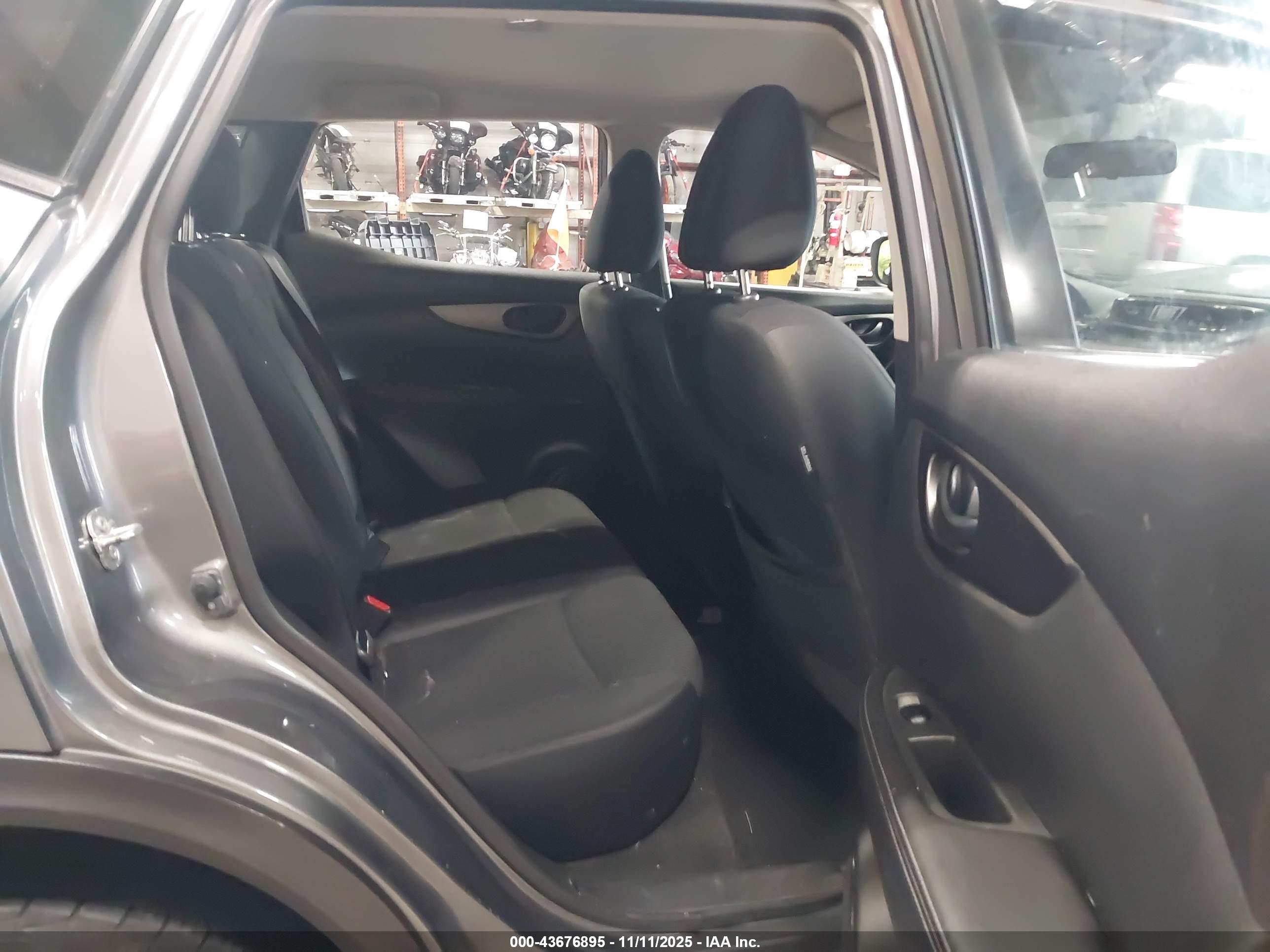 NISSAN ROGUE image 8