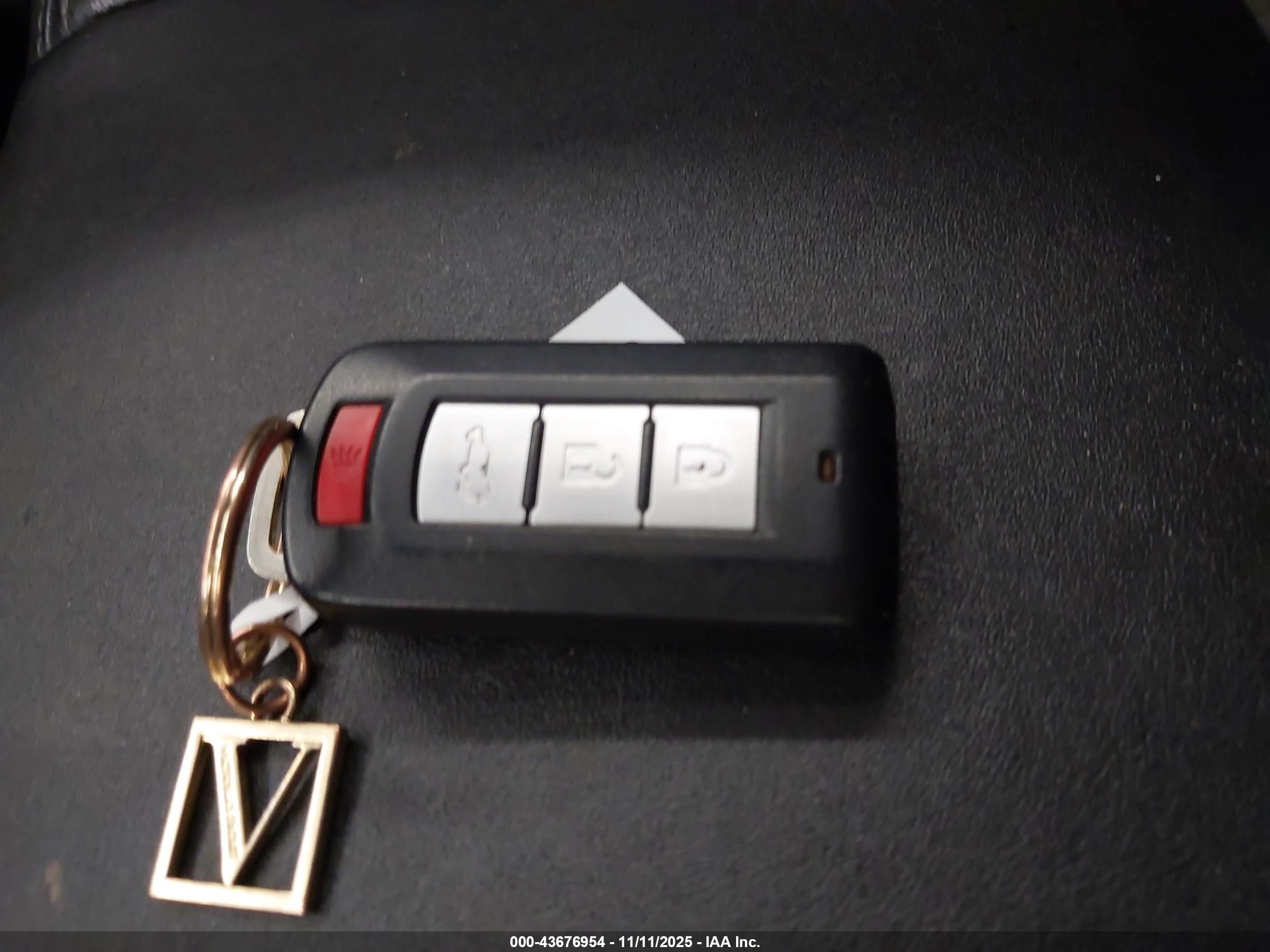 MITSUBISHI OUTLANDER image 11