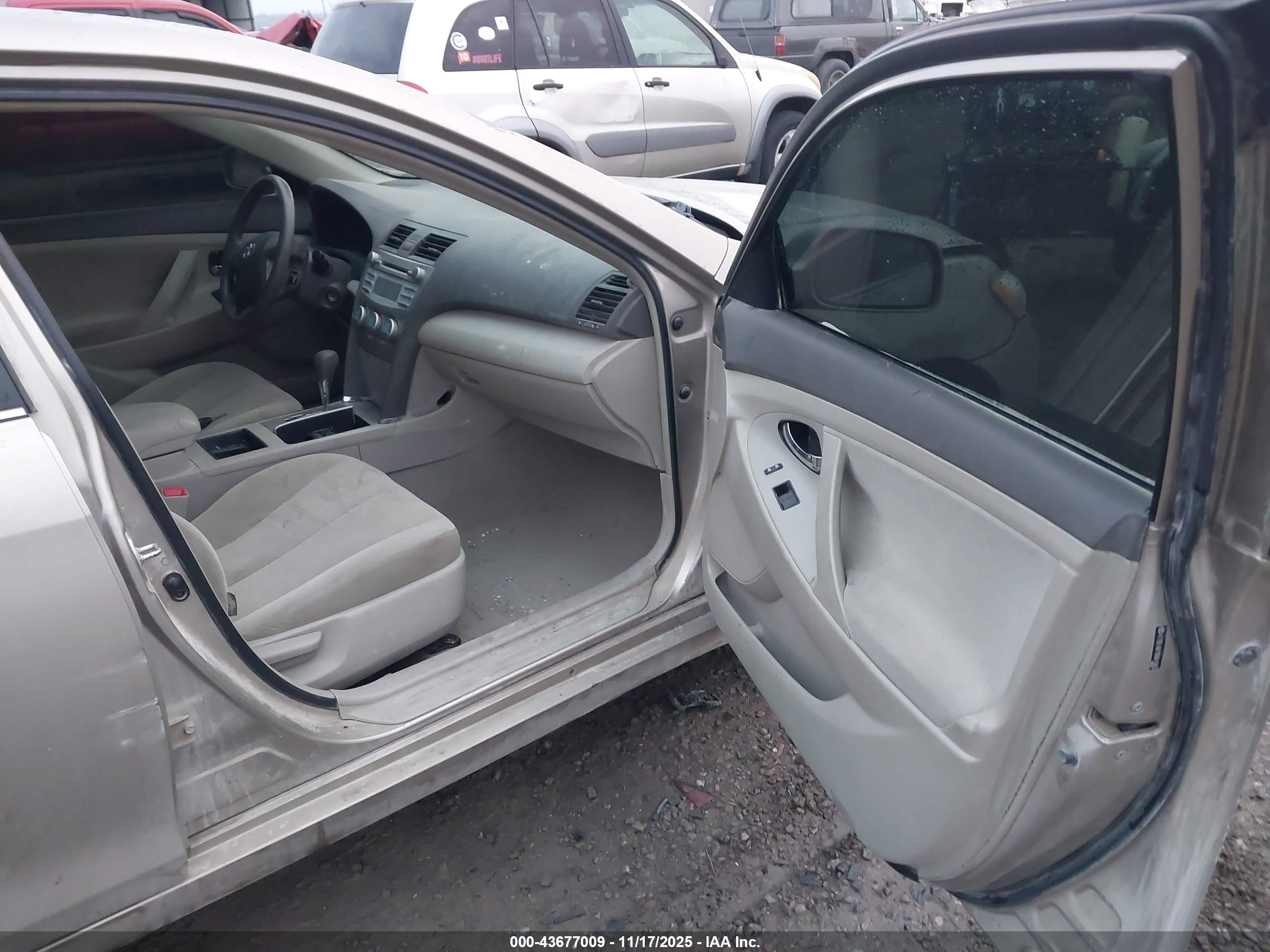 TOYOTA CAMRY image 5