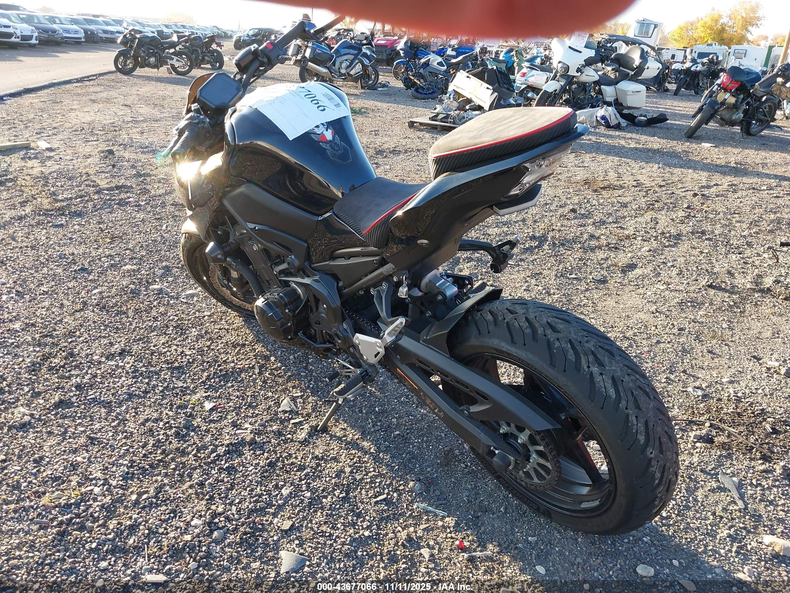KAWASAKI ZR900 image 3