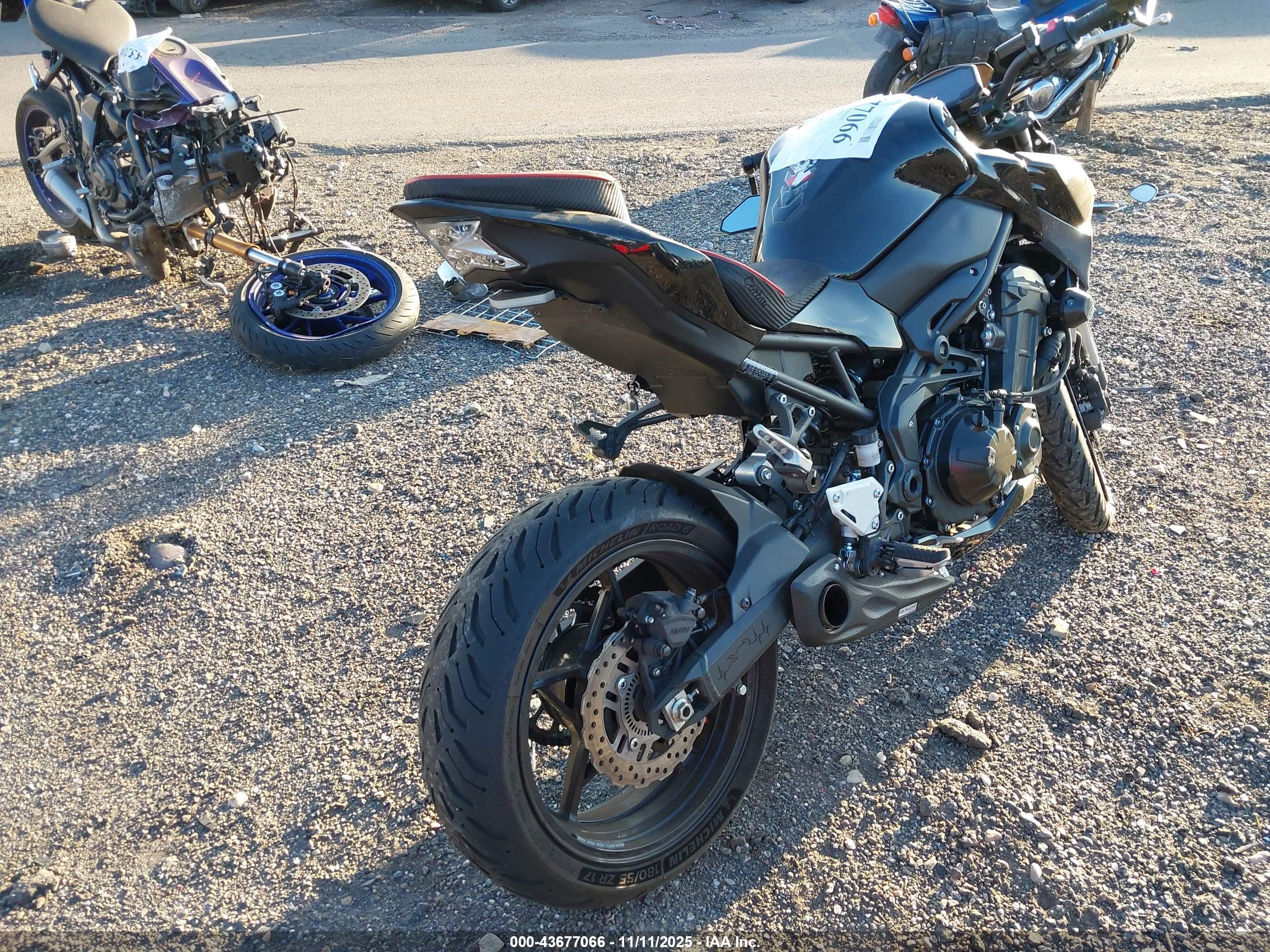 KAWASAKI ZR900 image 4