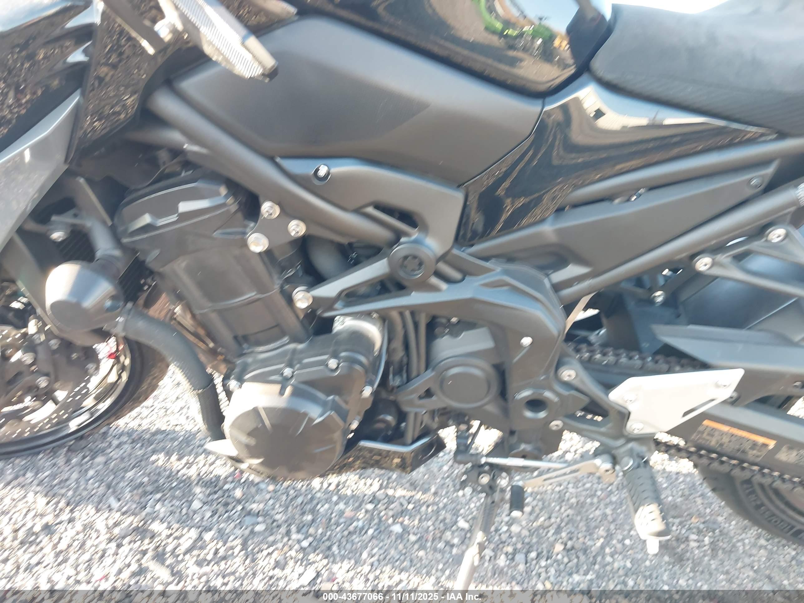 KAWASAKI ZR900 image 9
