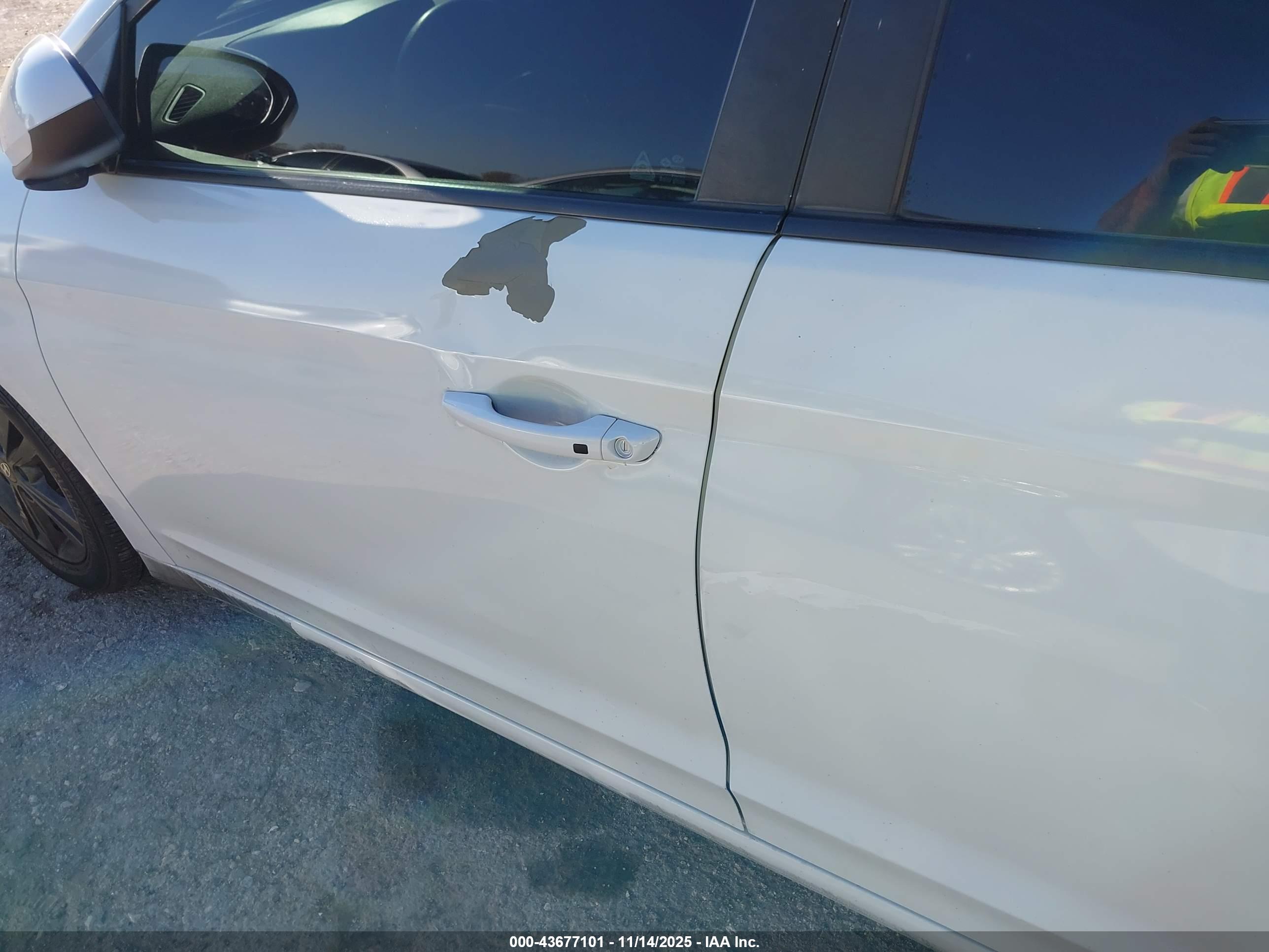 HYUNDAI ELANTRA image 6