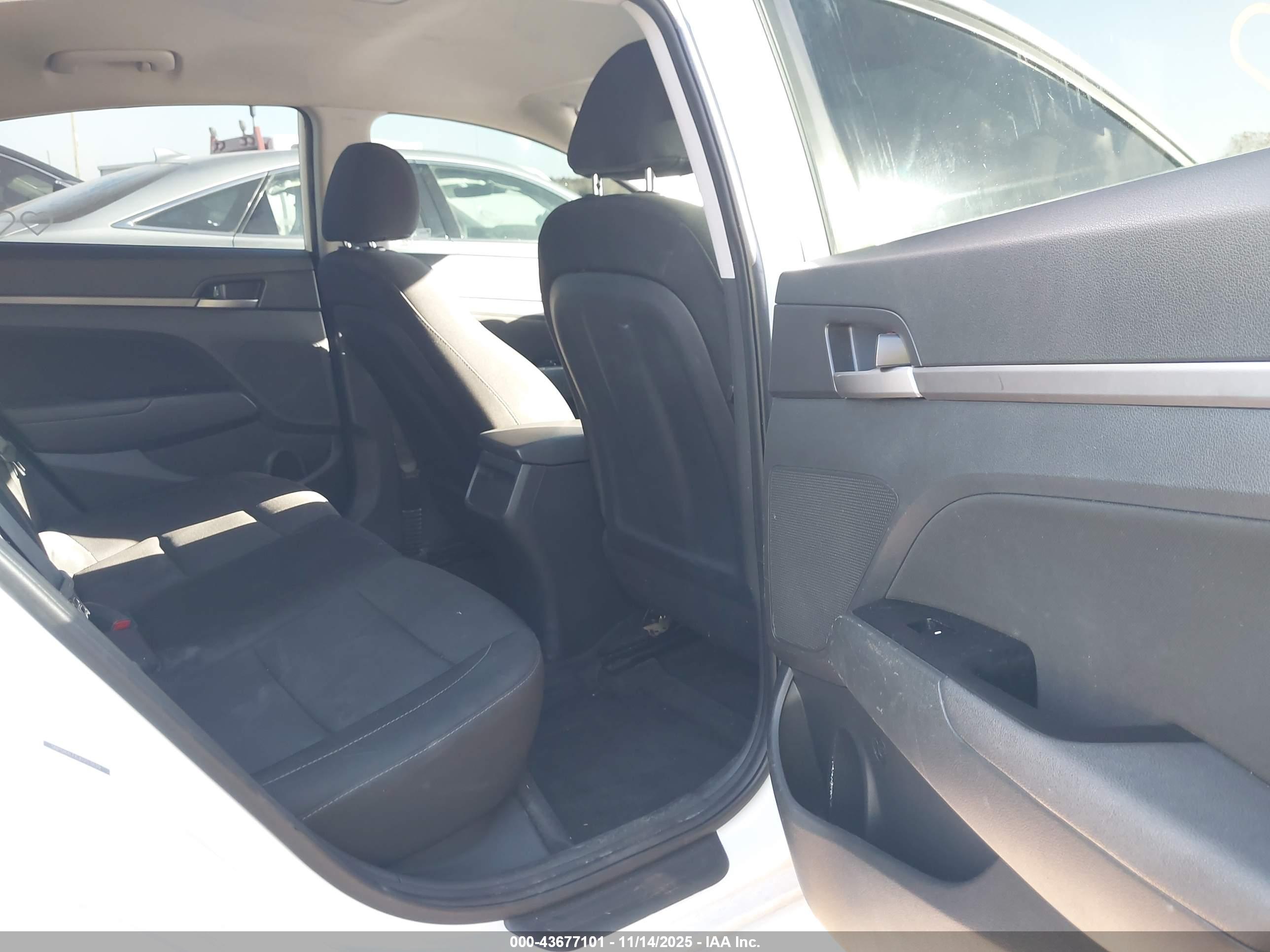 HYUNDAI ELANTRA image 8