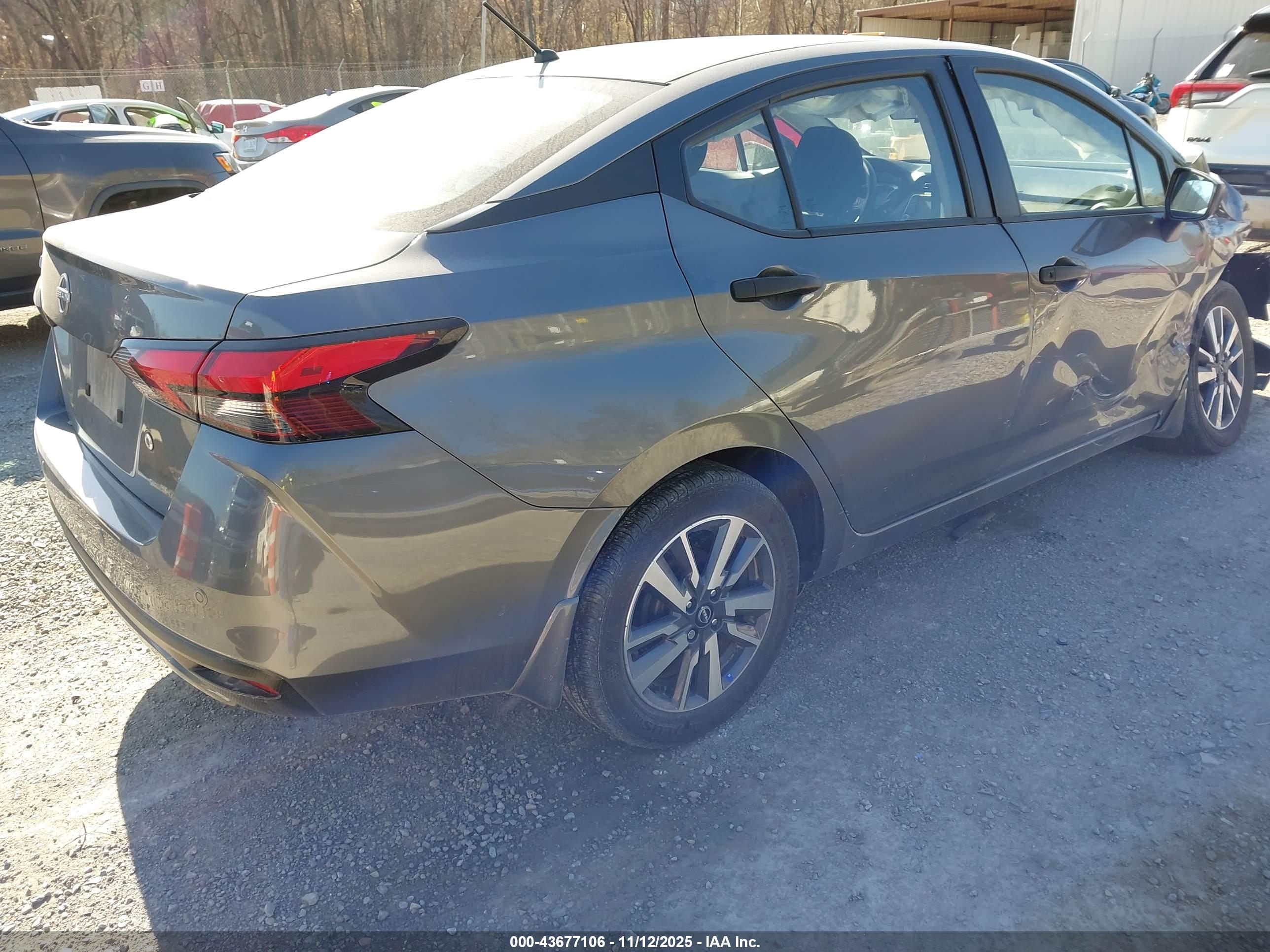 NISSAN VERSA image 4