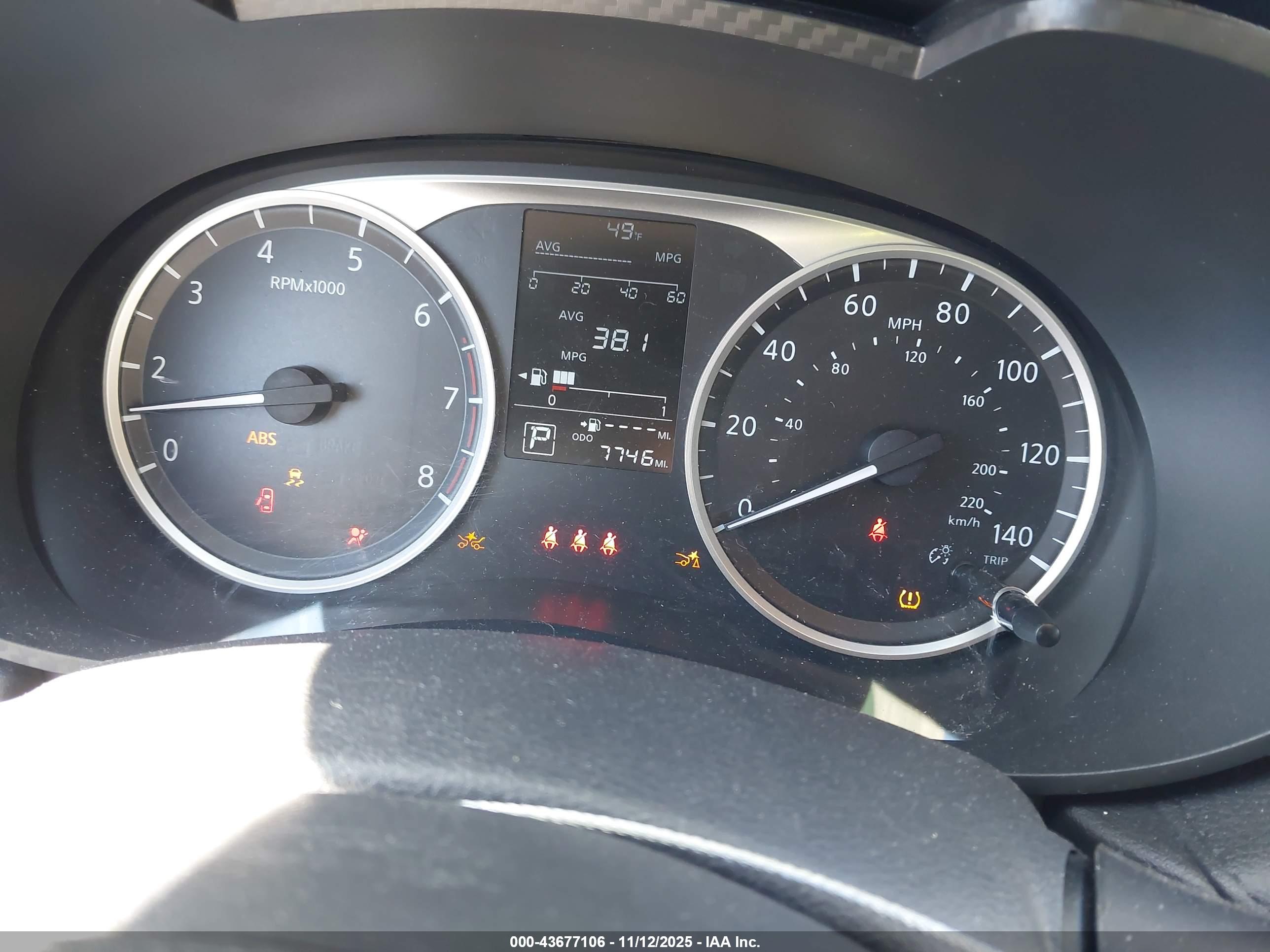 NISSAN VERSA image 7