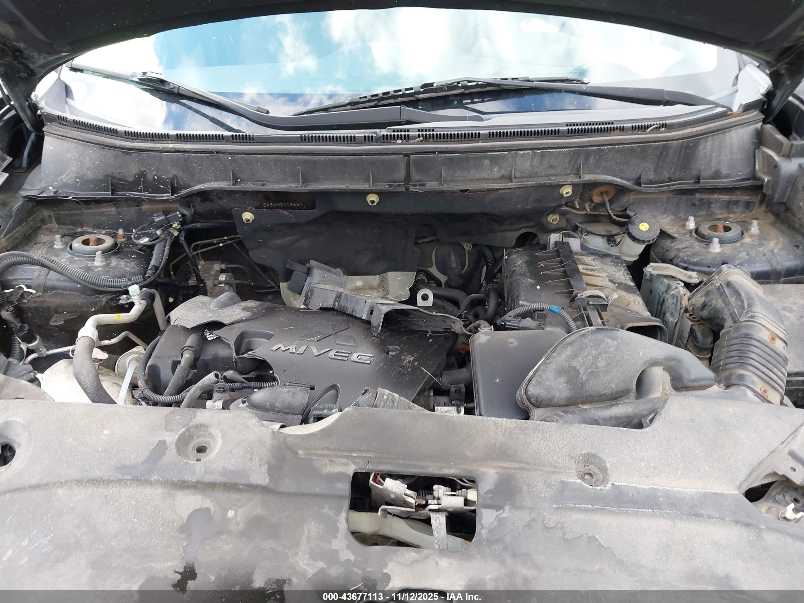 MITSUBISHI OUTLANDER image 10