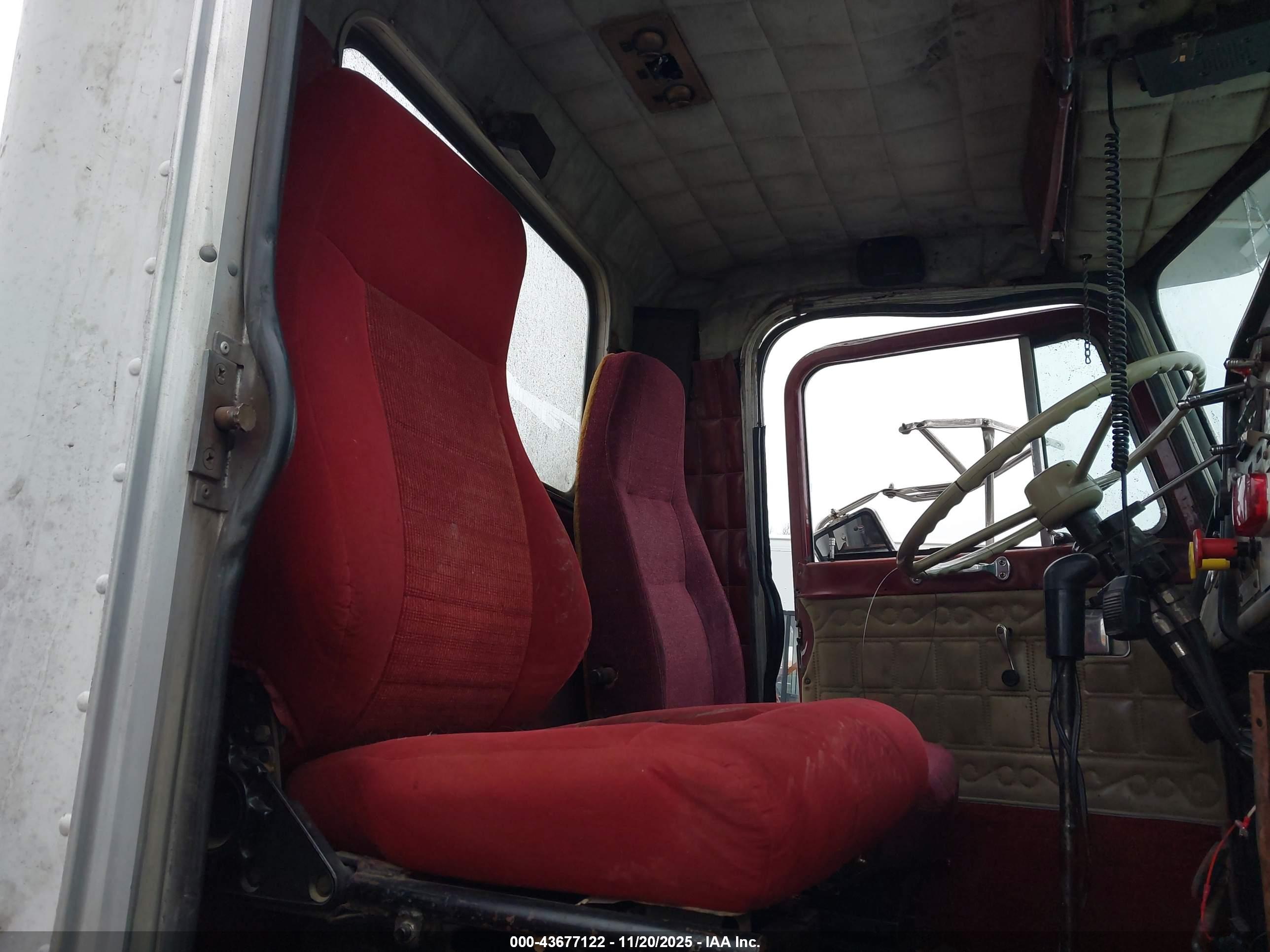 PETERBILT 359 image 7