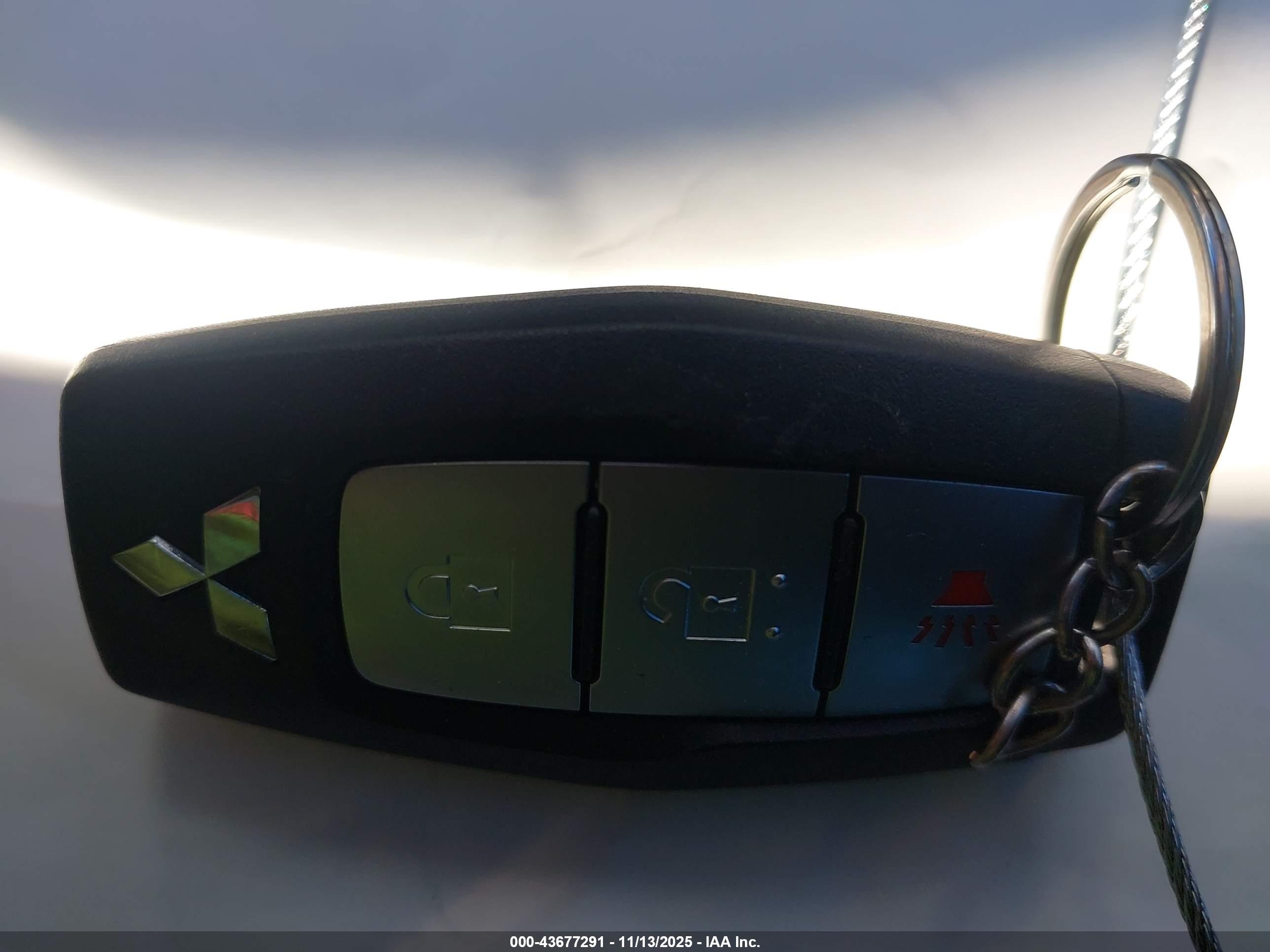 MITSUBISHI OUTLANDER image 11