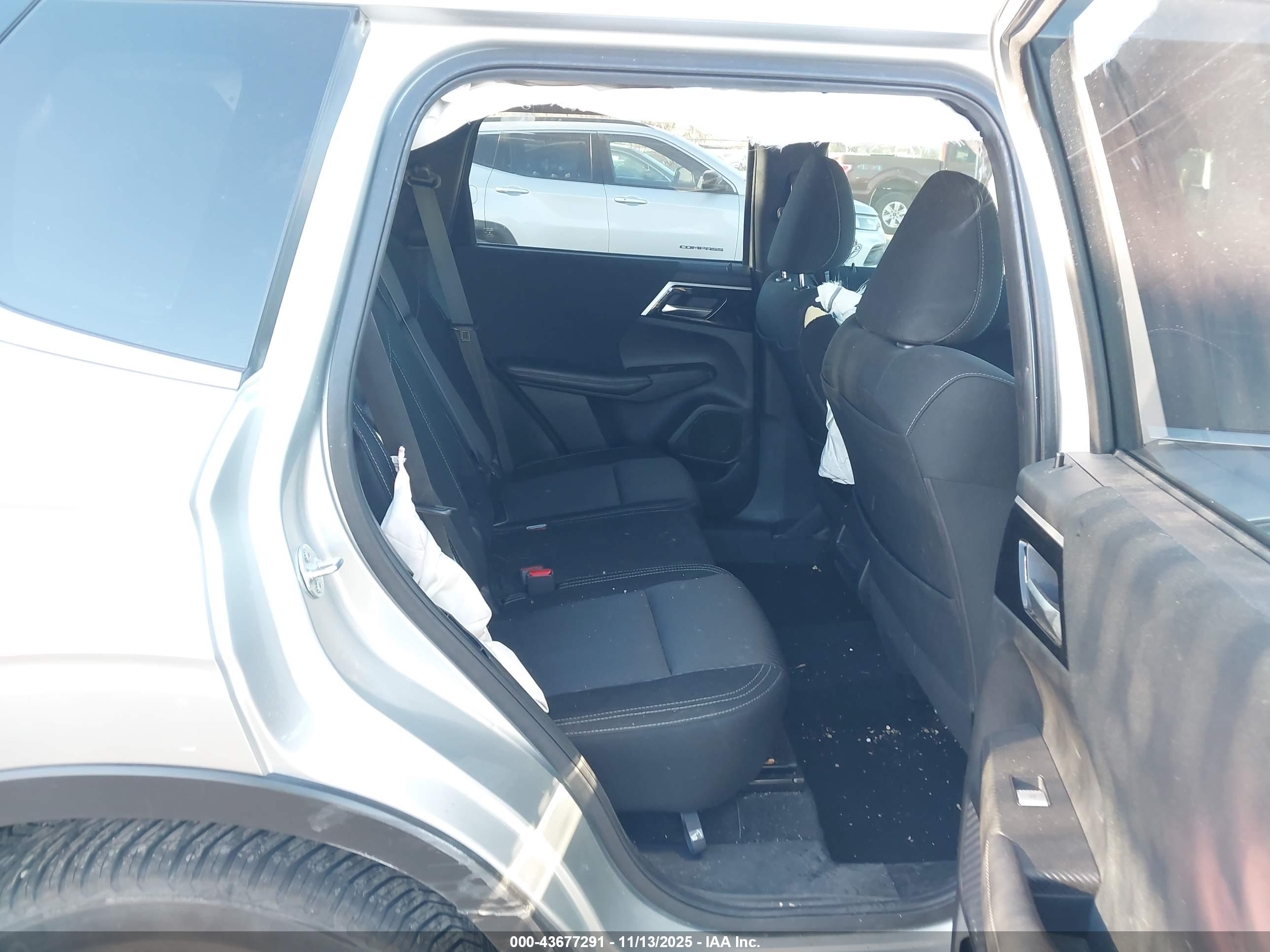 MITSUBISHI OUTLANDER image 8