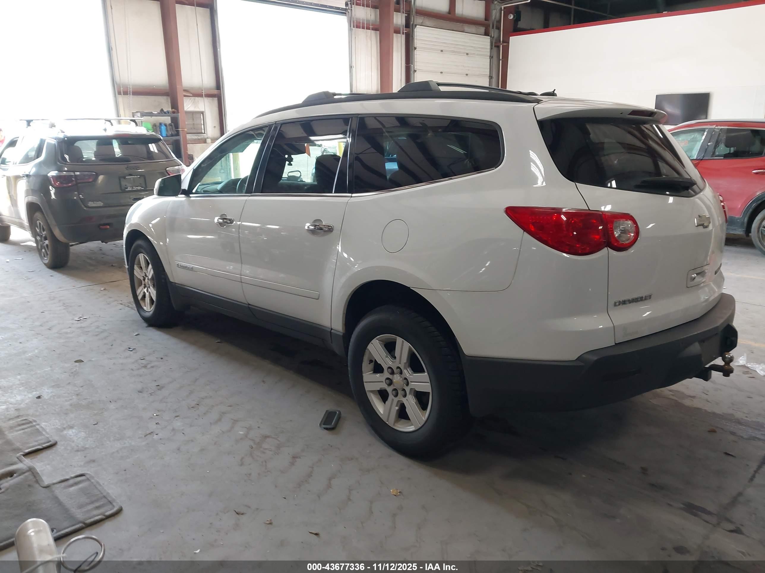 CHEVROLET TRAVERSE image 3
