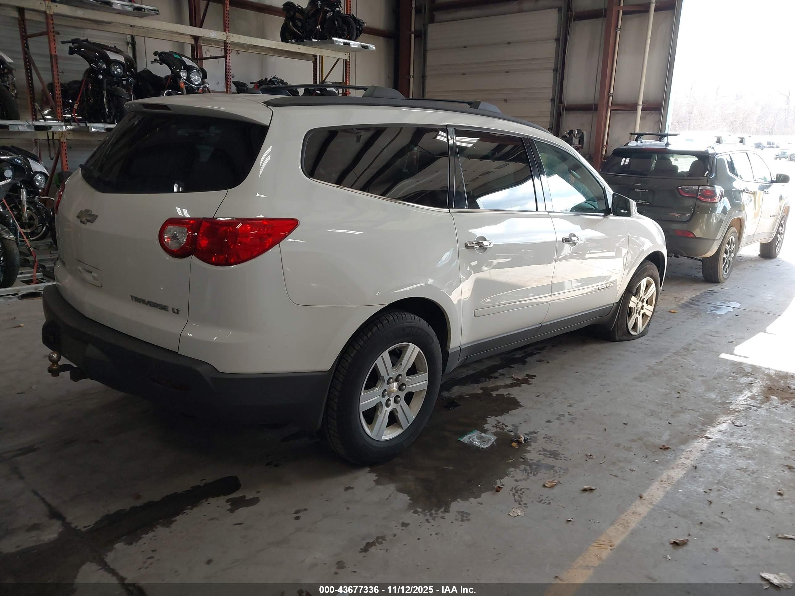 CHEVROLET TRAVERSE image 4