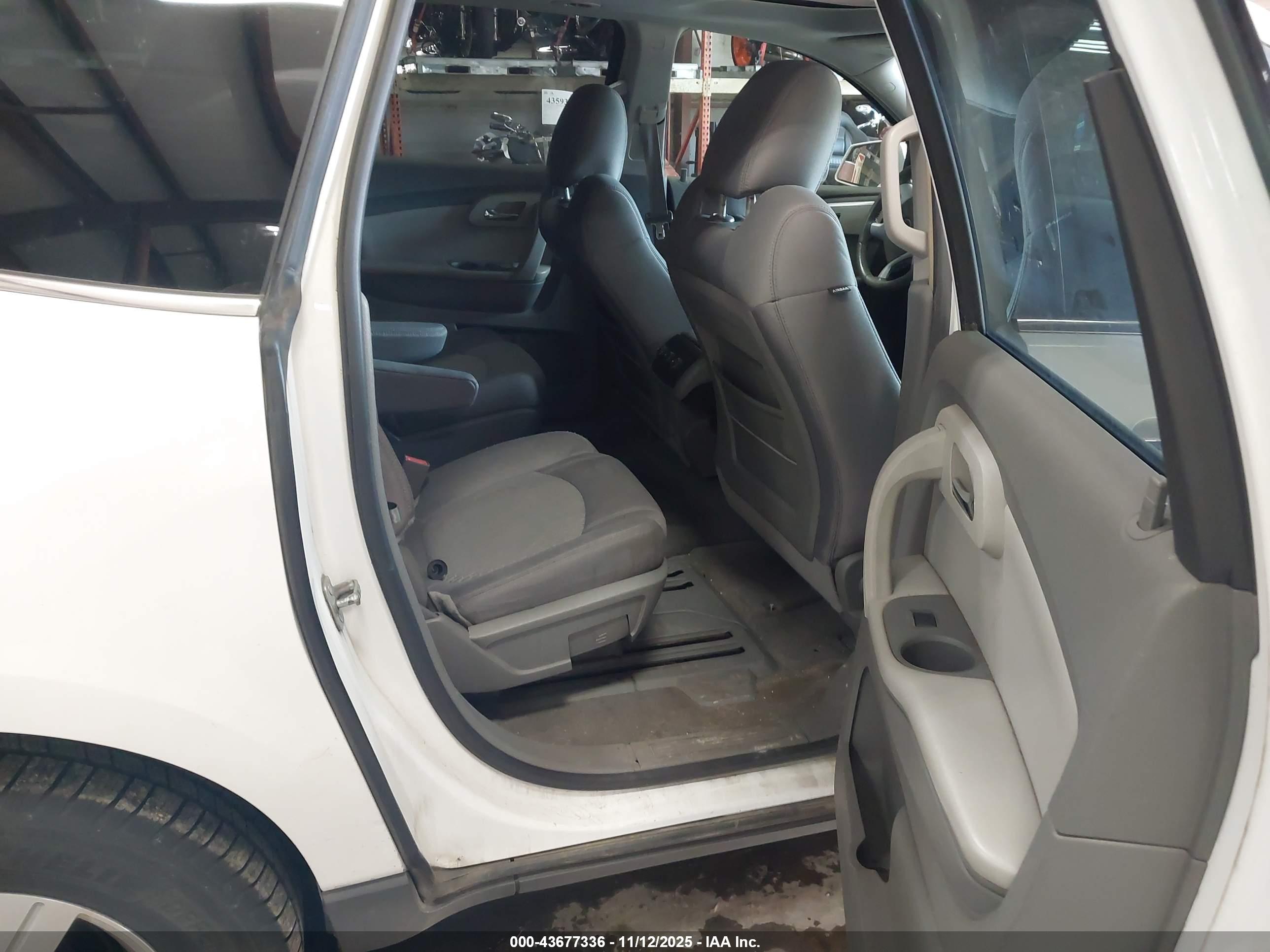 CHEVROLET TRAVERSE image 8