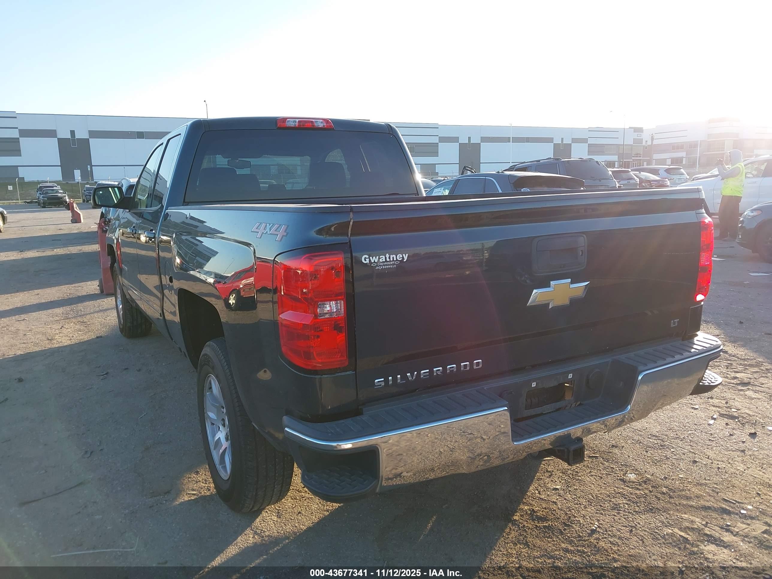 CHEVROLET SILVERADO image 3