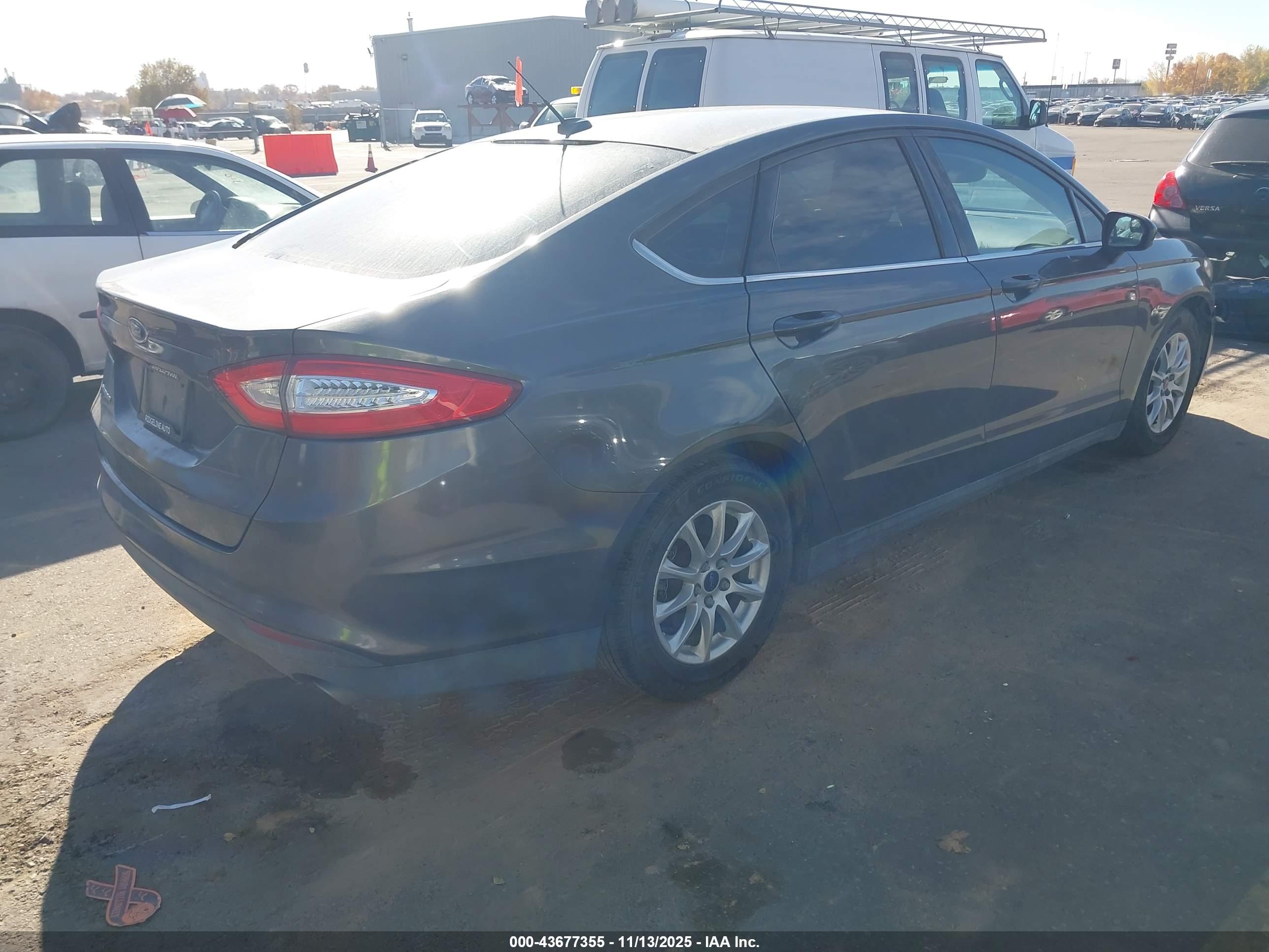 FORD FUSION image 4