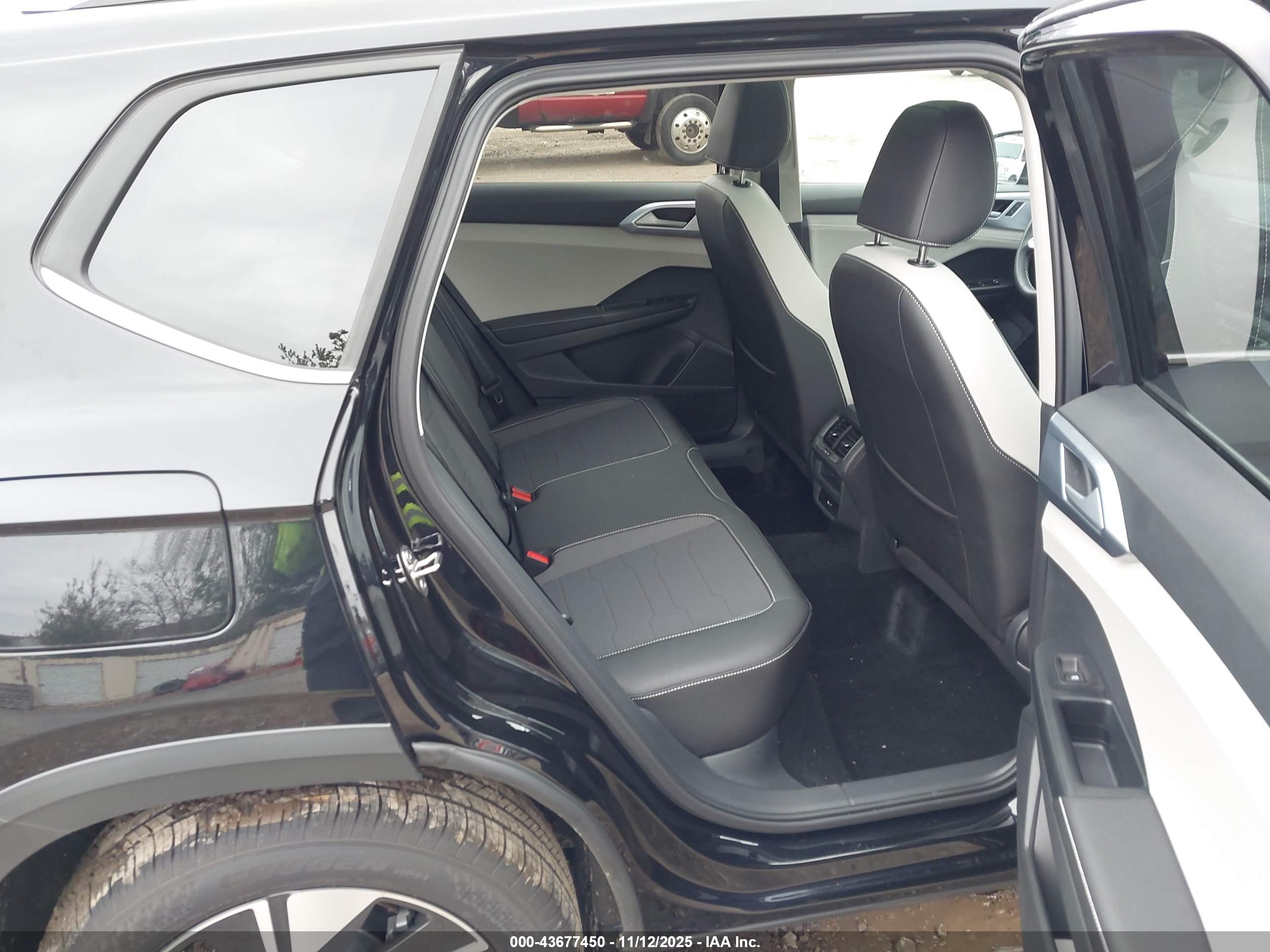 VOLKSWAGEN TAOS image 8