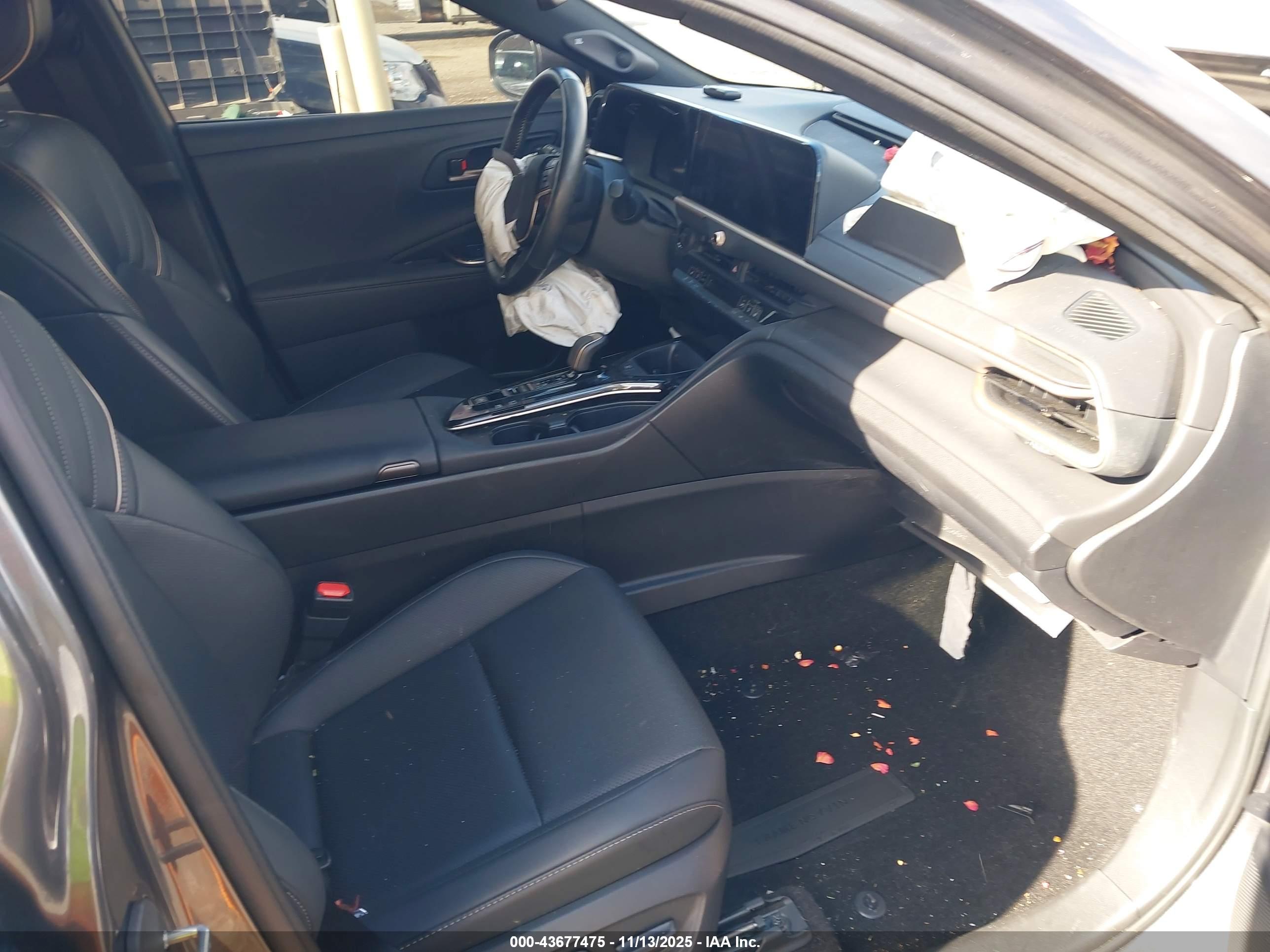 TOYOTA CROWN image 5