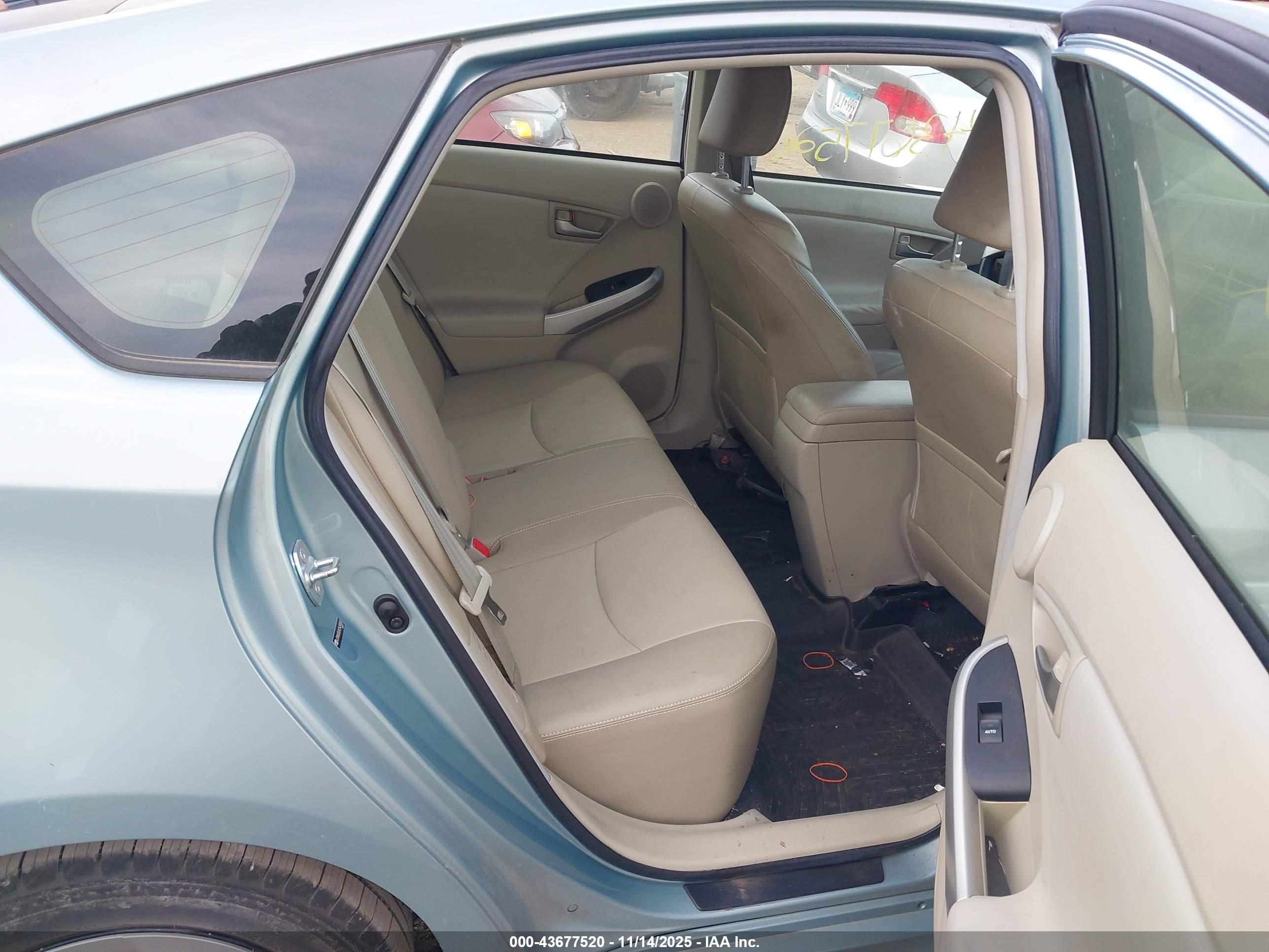 TOYOTA PRIUS image 8