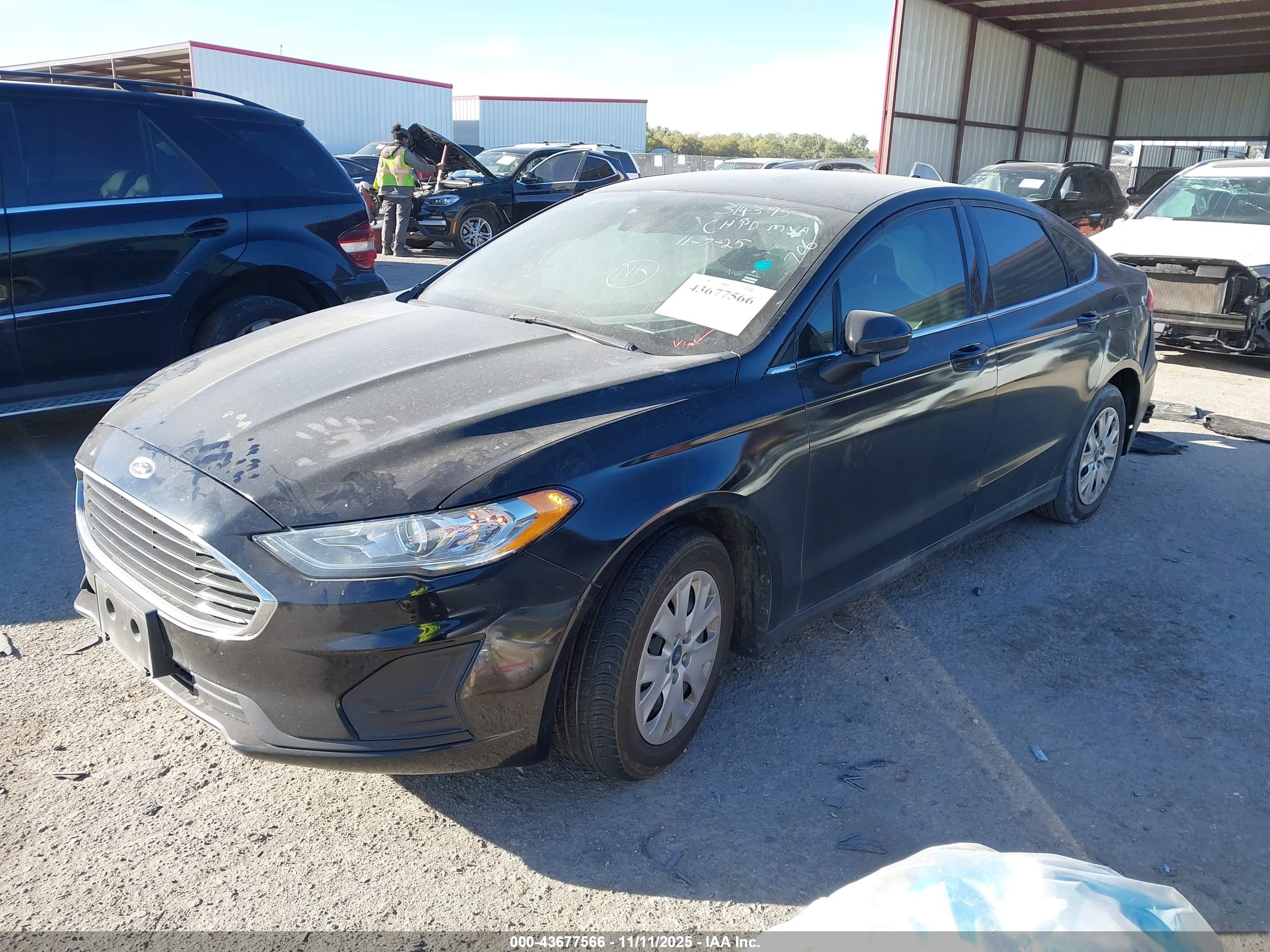 FORD FUSION image 2