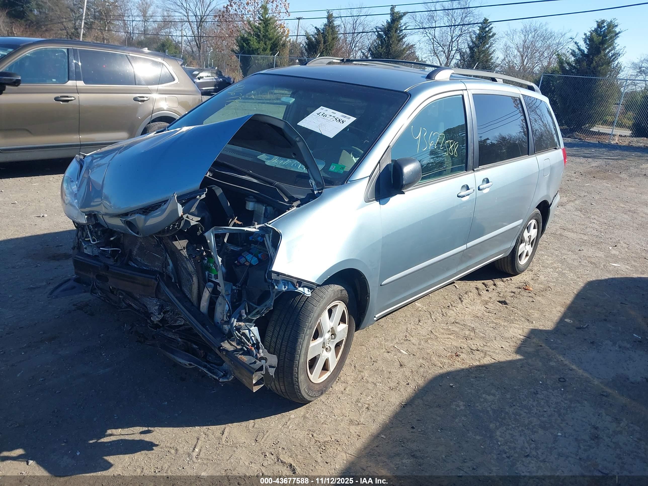 TOYOTA SIENNA image 2