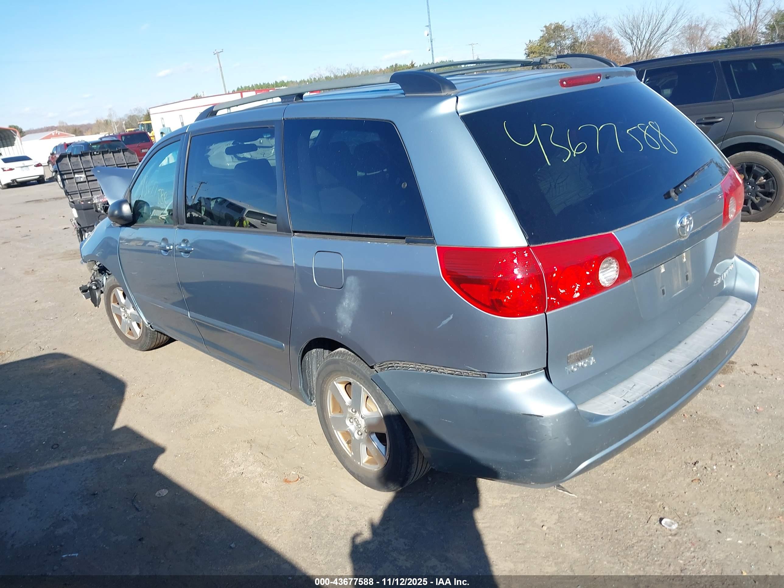 TOYOTA SIENNA image 3