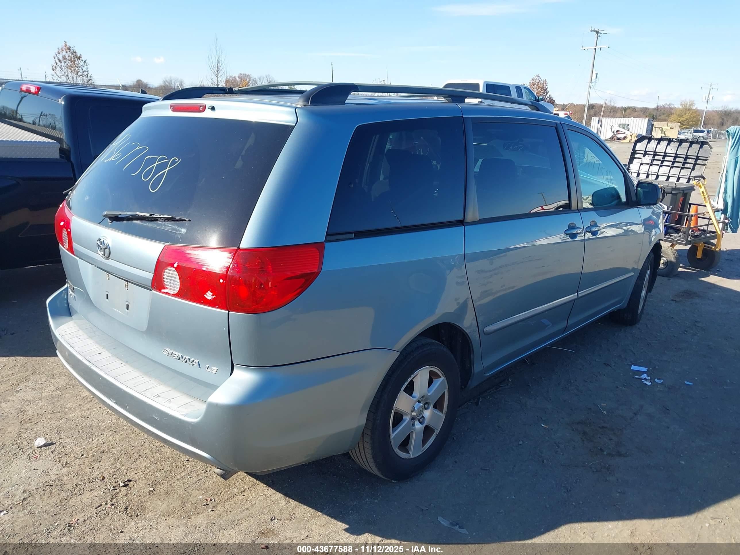 TOYOTA SIENNA image 4