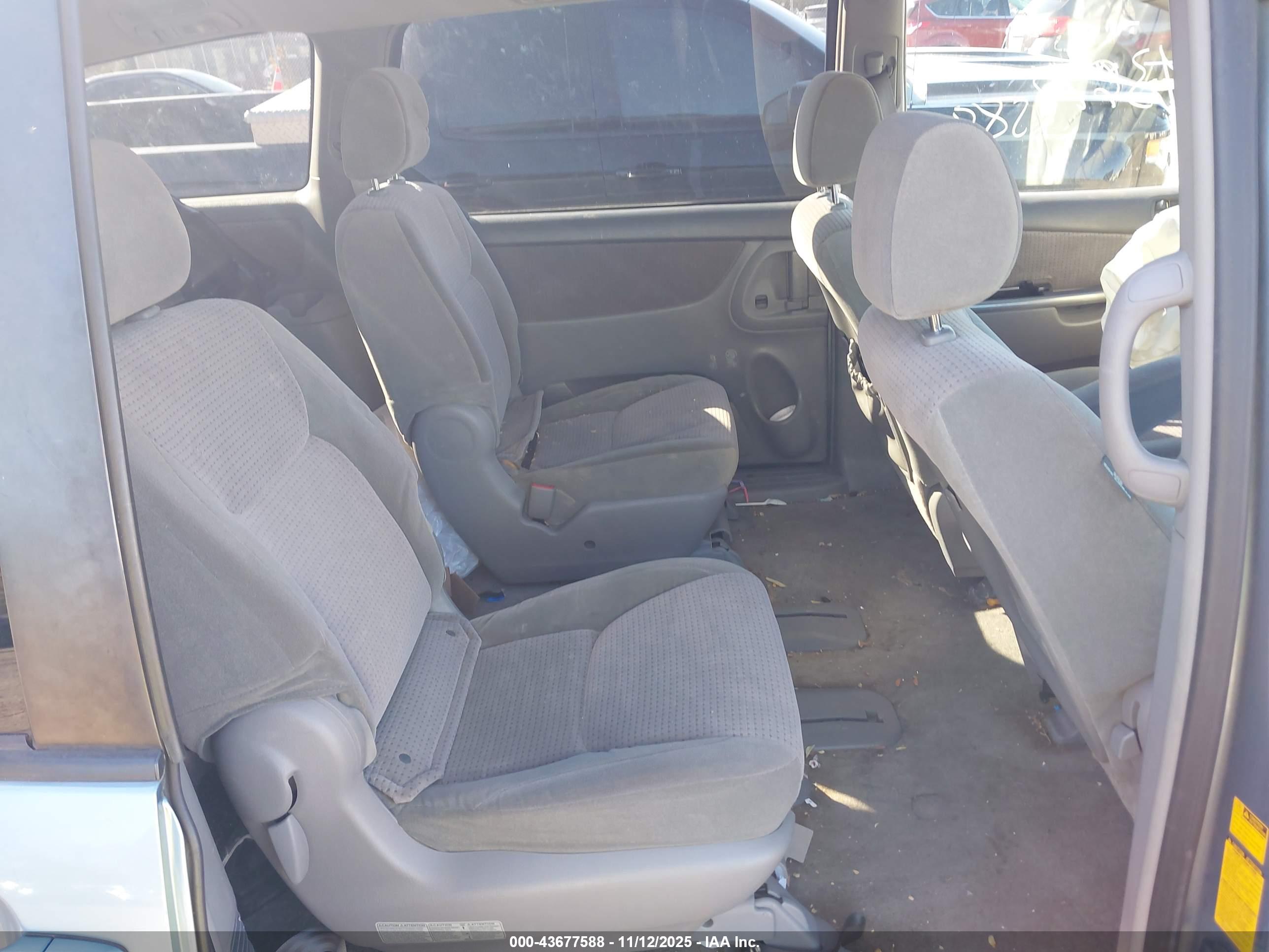 TOYOTA SIENNA image 8