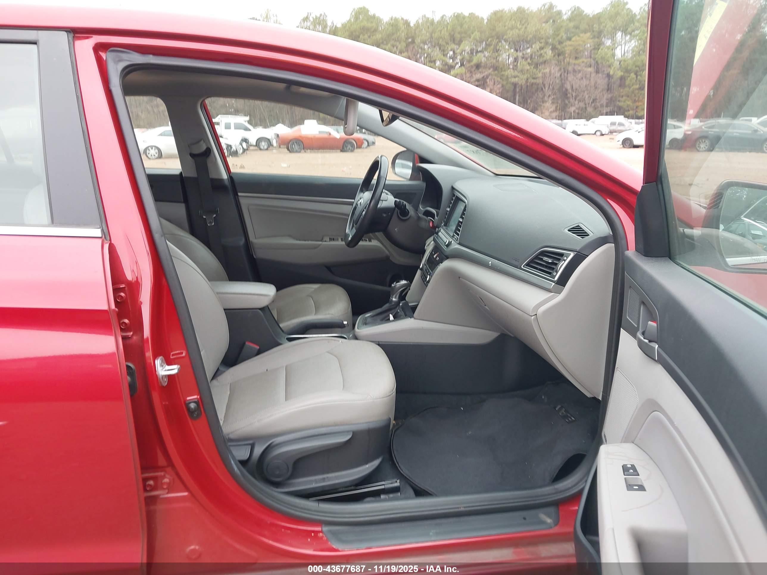 HYUNDAI ELANTRA image 5