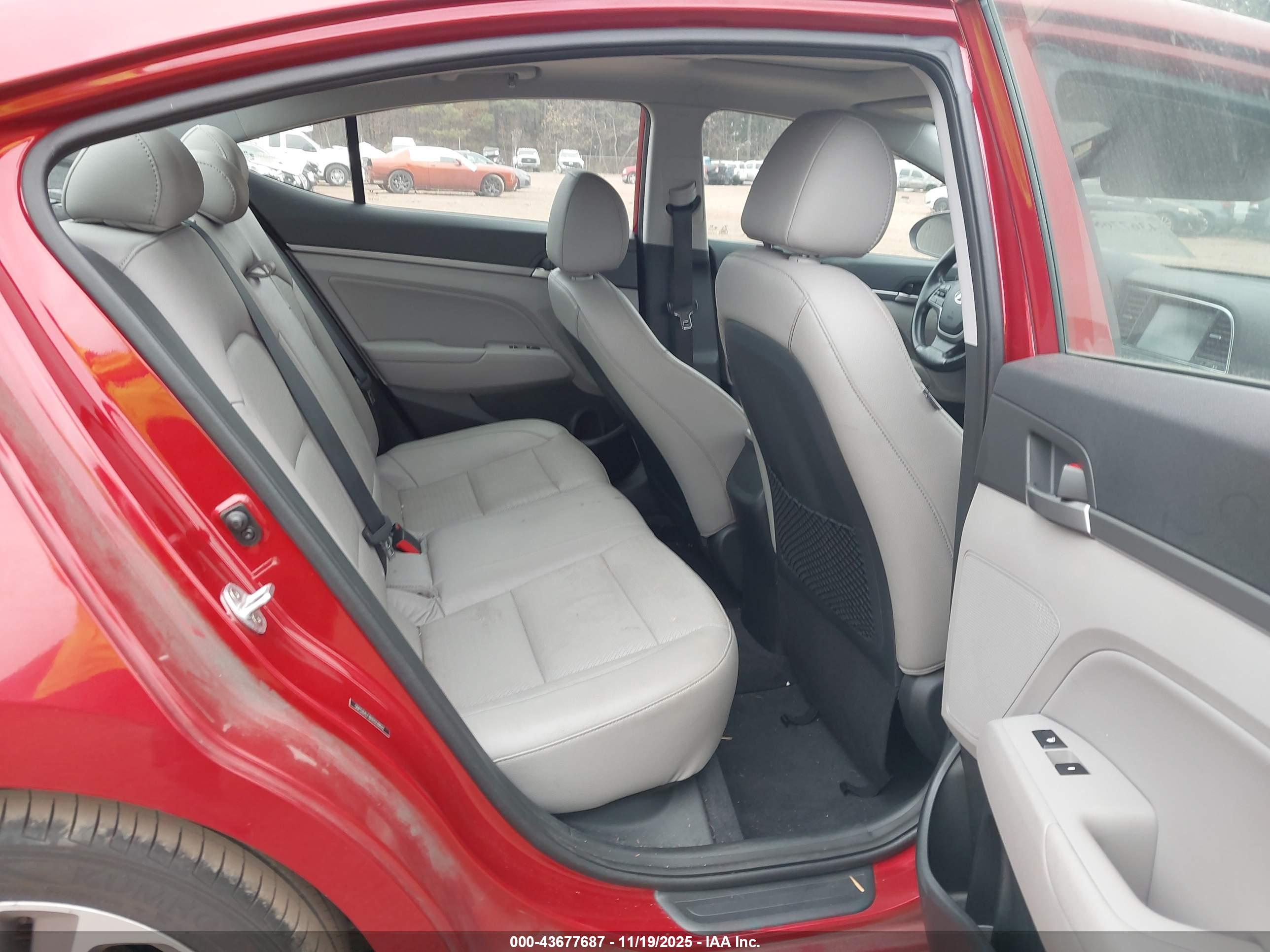 HYUNDAI ELANTRA image 8