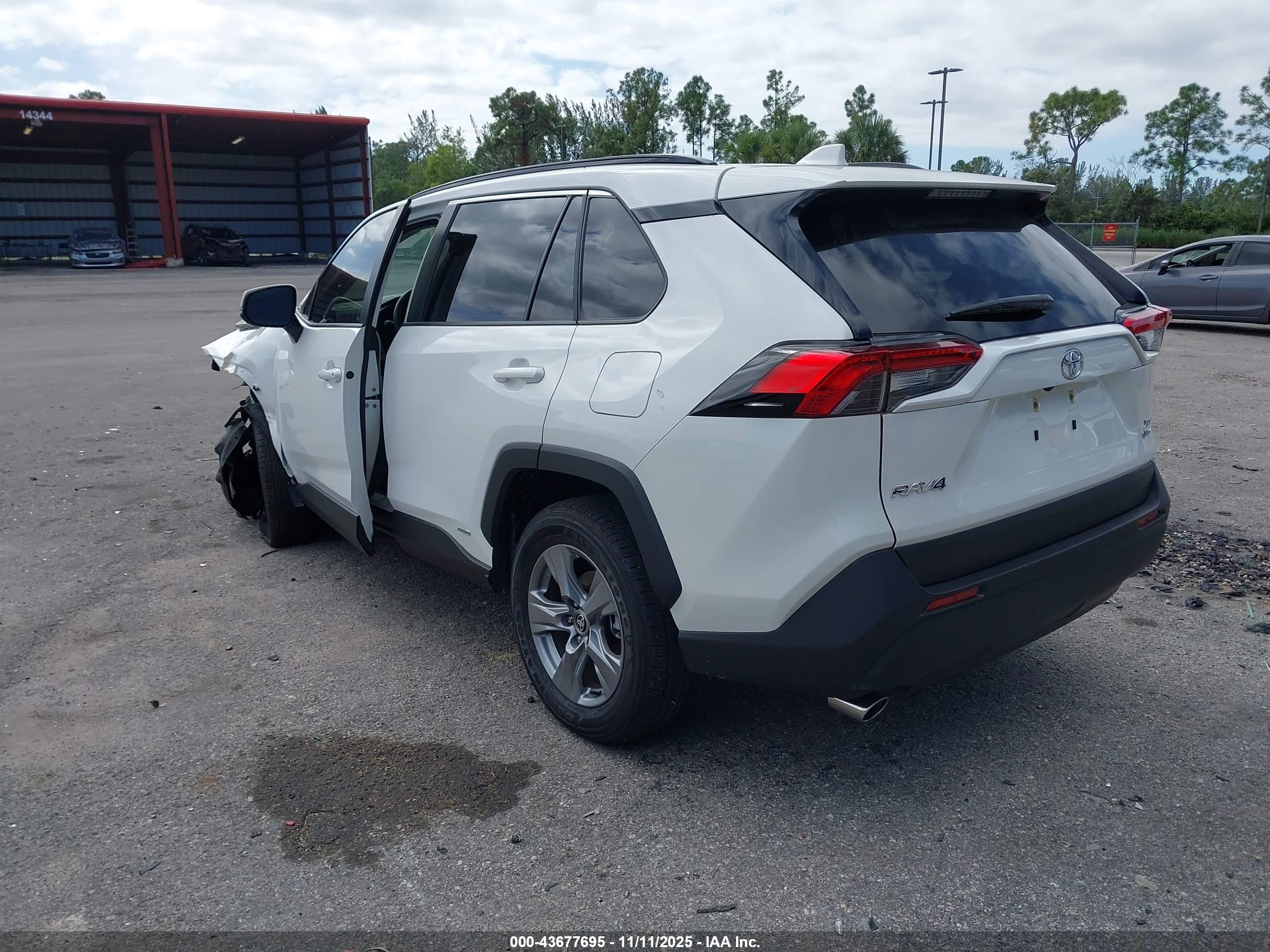 TOYOTA RAV4 image 3