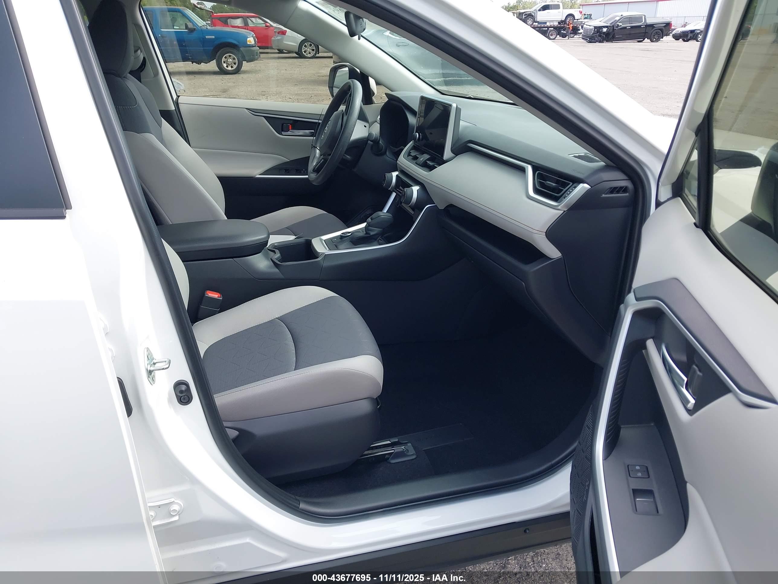 TOYOTA RAV4 image 5