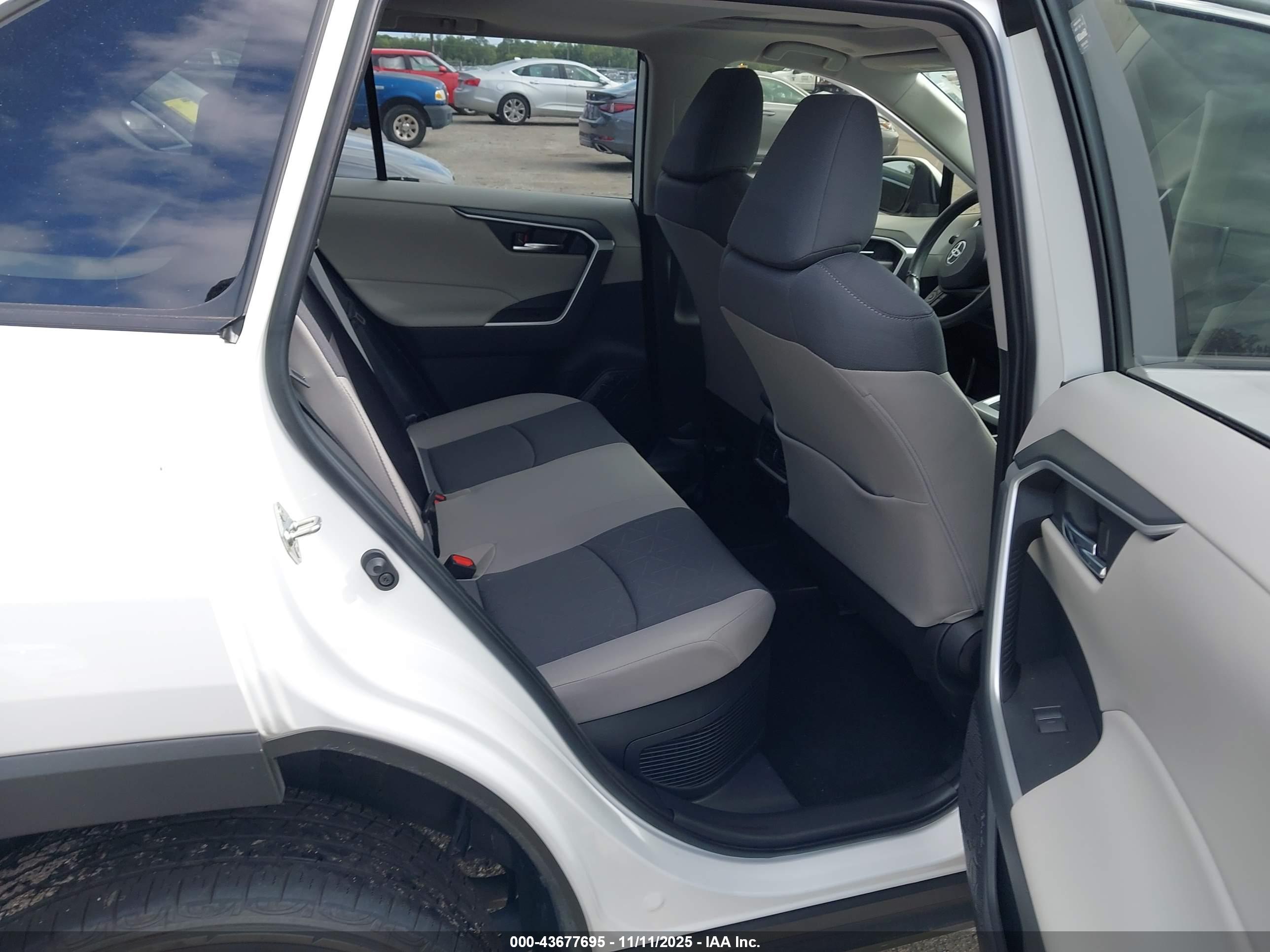 TOYOTA RAV4 image 8