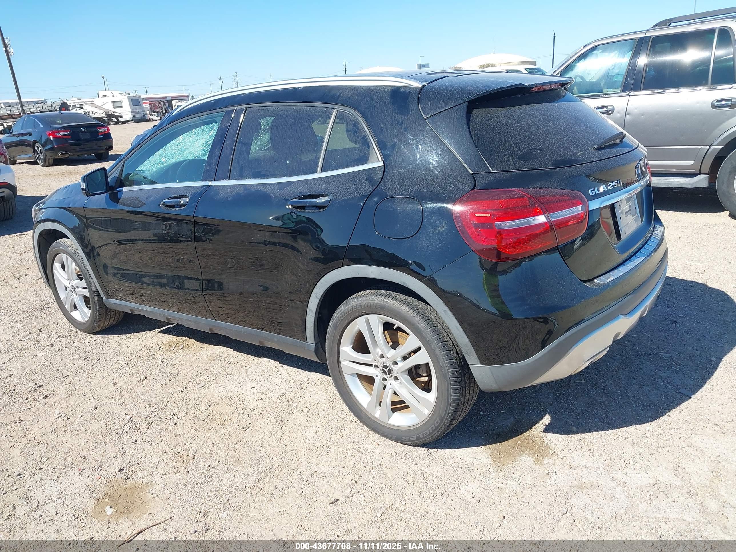 MERCEDES-BENZ GLA image 3