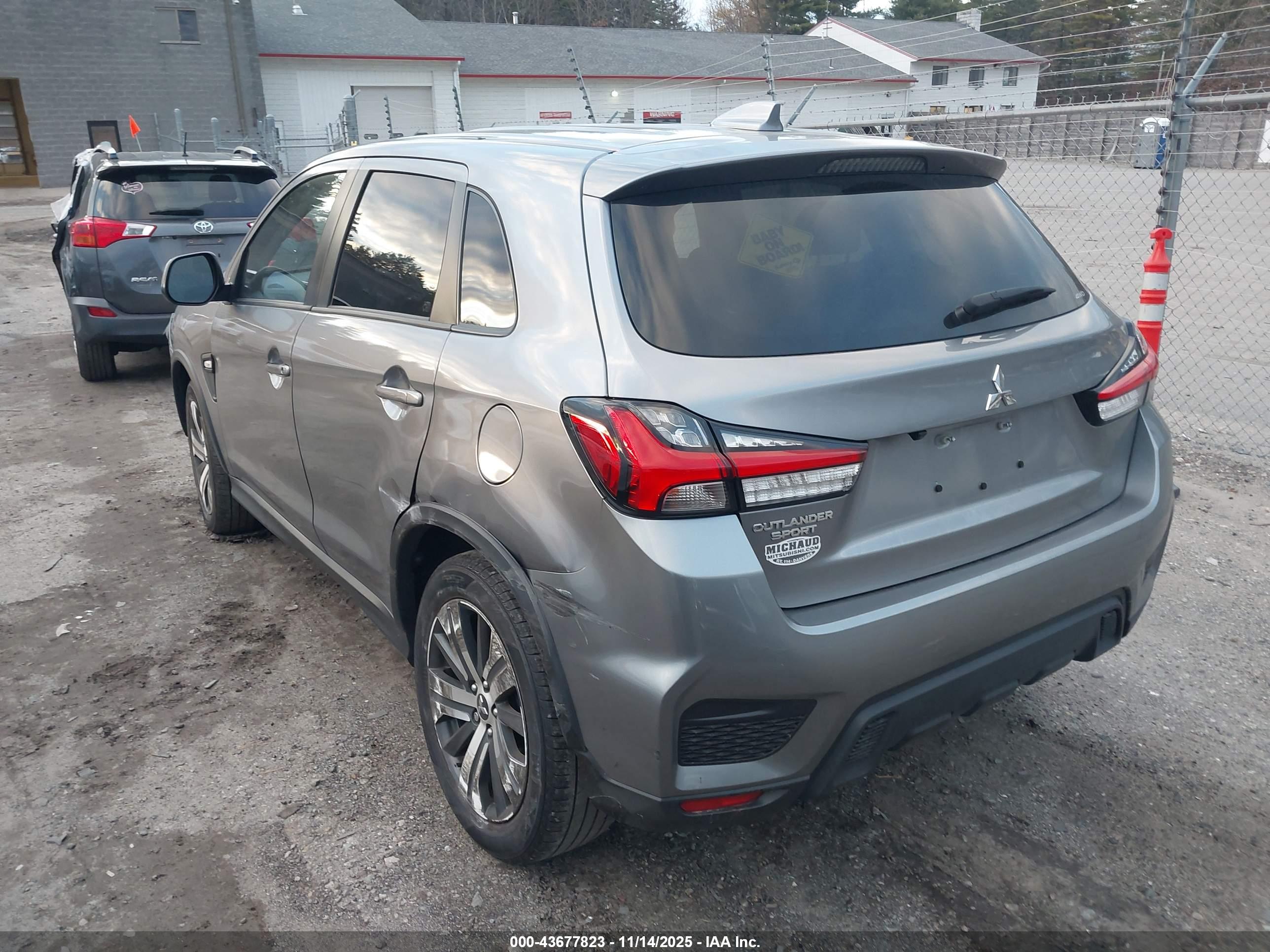 MITSUBISHI OUTLANDER image 3