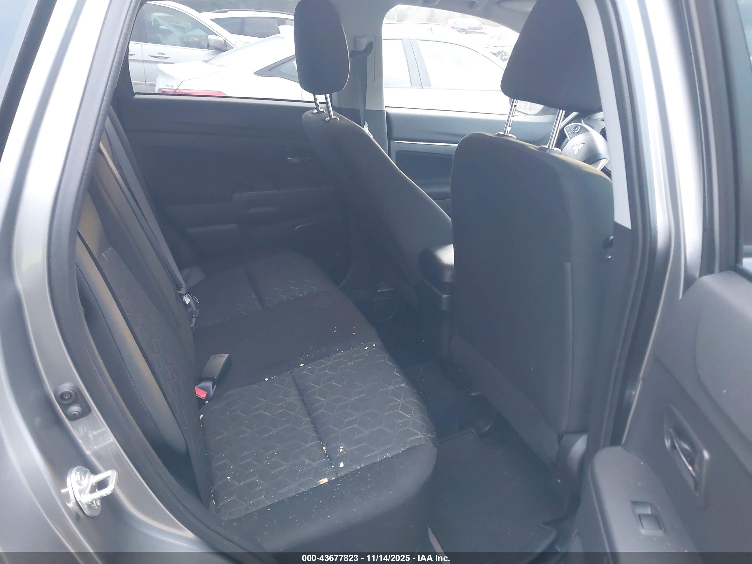 MITSUBISHI OUTLANDER image 8