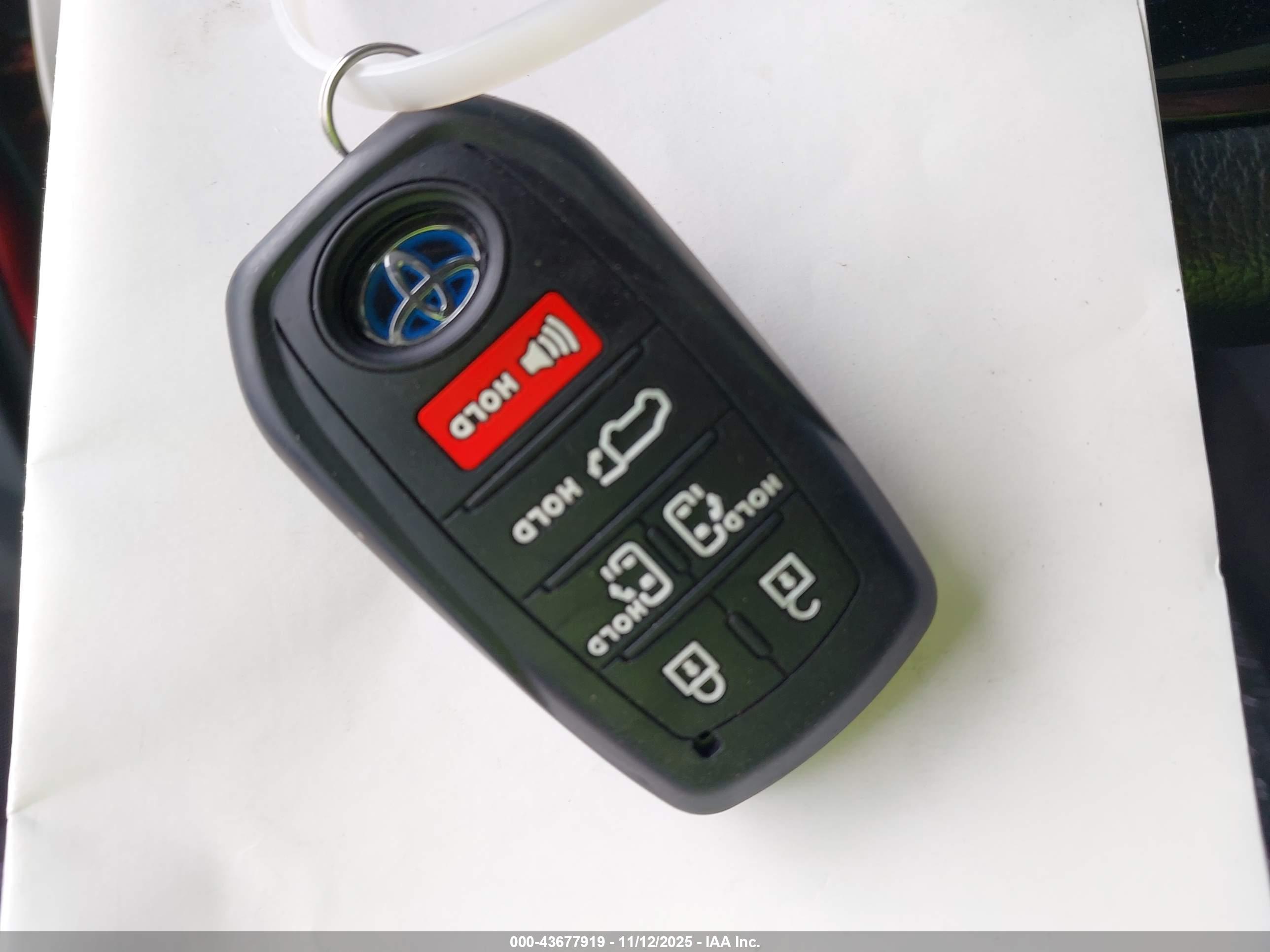TOYOTA SIENNA image 11