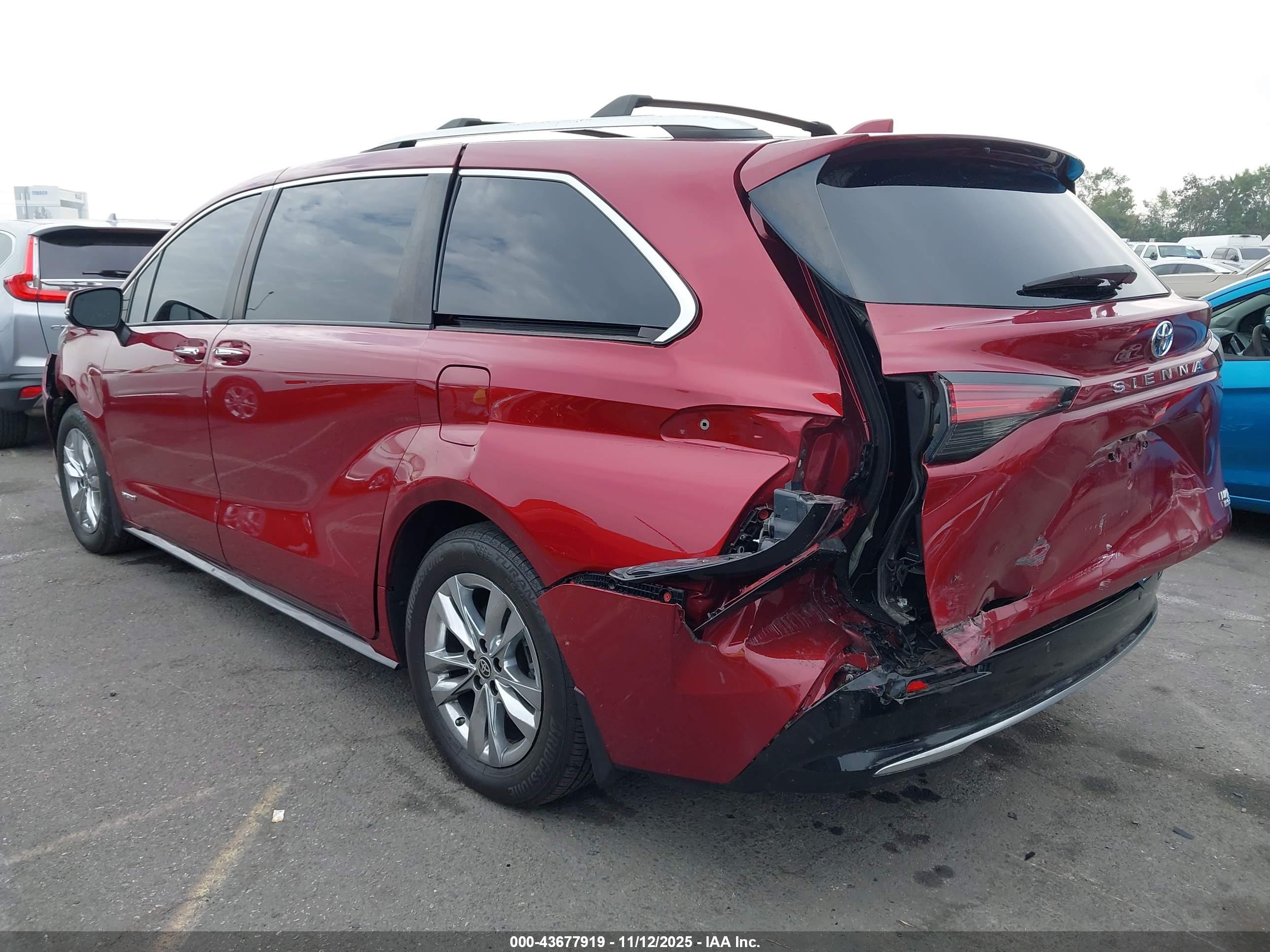 TOYOTA SIENNA image 3