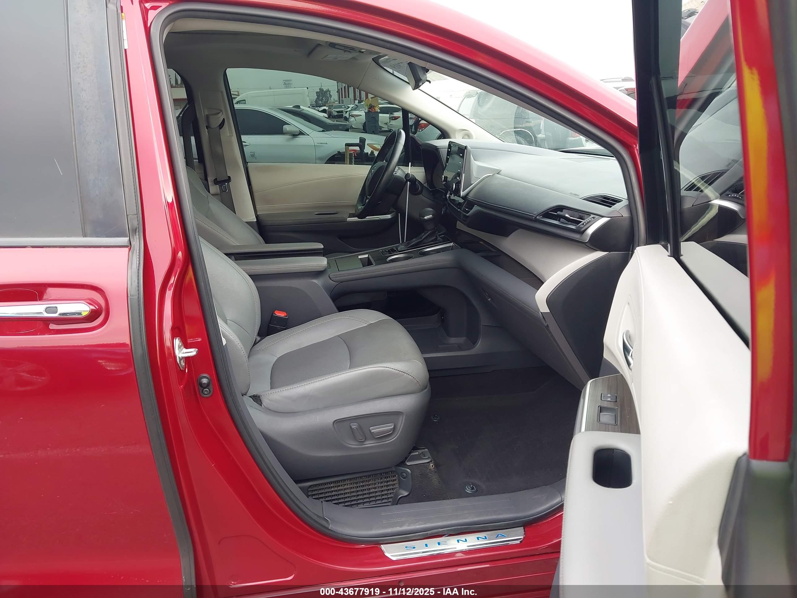 TOYOTA SIENNA image 5